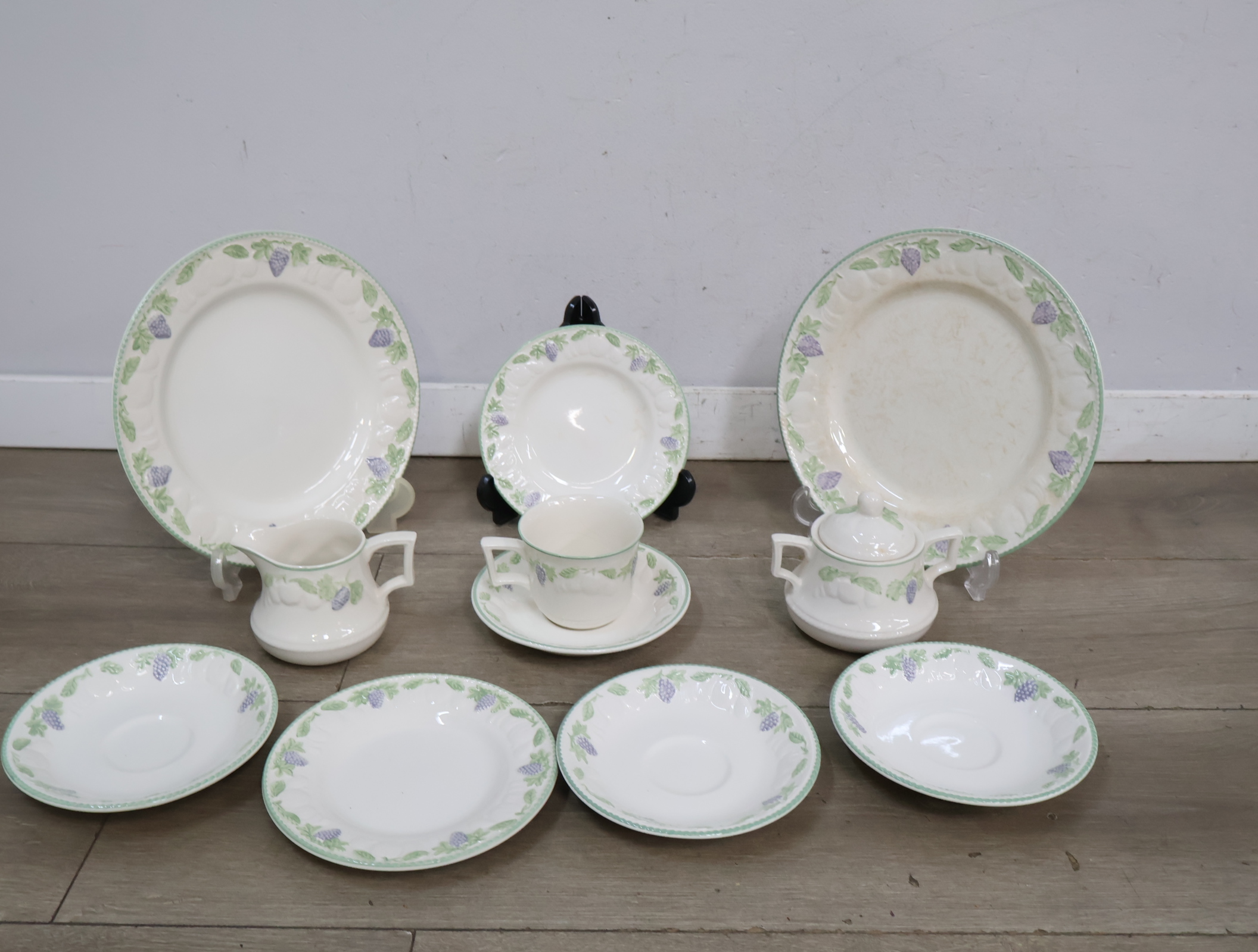 Set servies met druivenpatroon'' – foto 4 – kavel bij GSD Auctions, Zoeterwoude