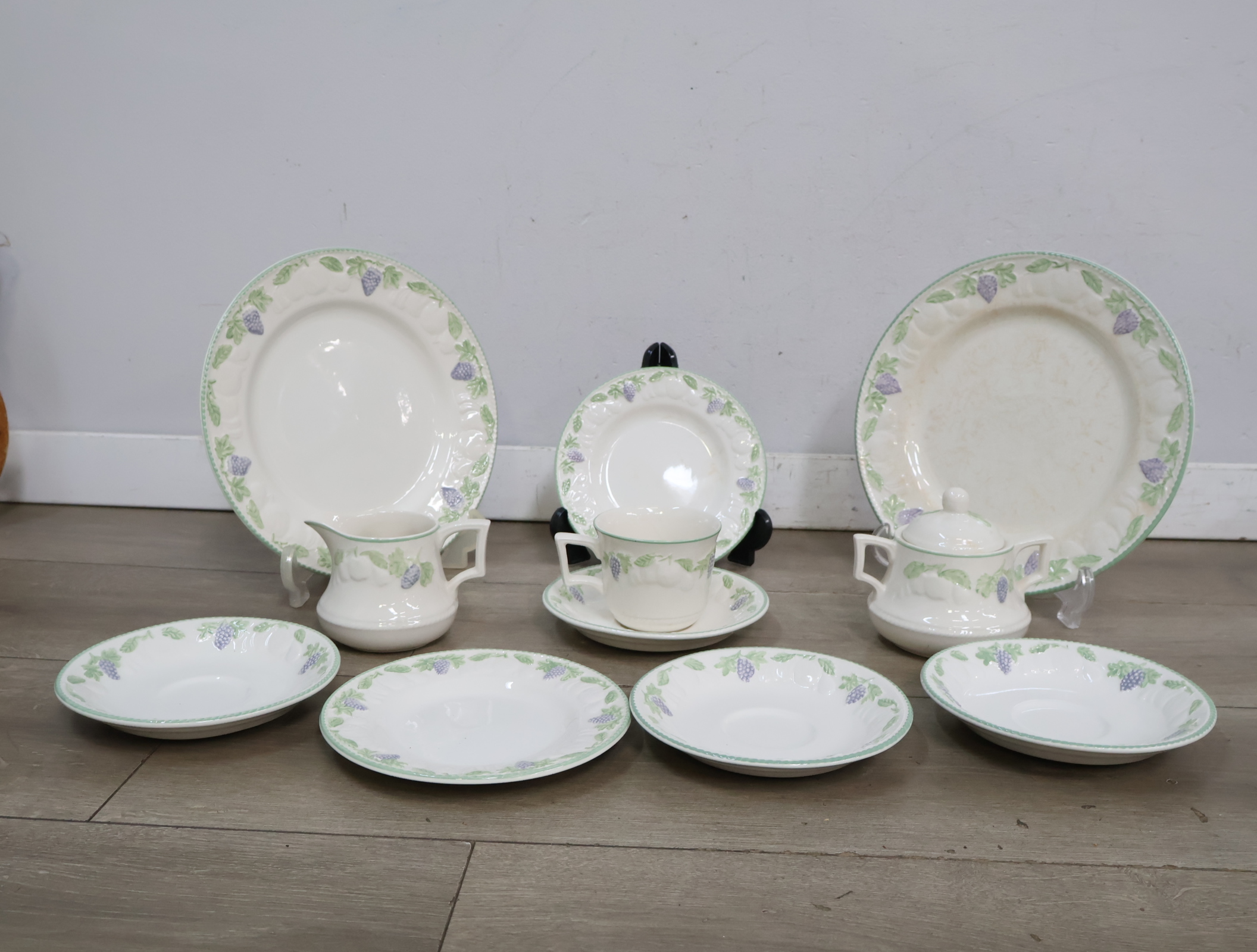 Set servies met druivenpatroon'' – foto 5 – kavel bij GSD Auctions, Zoeterwoude