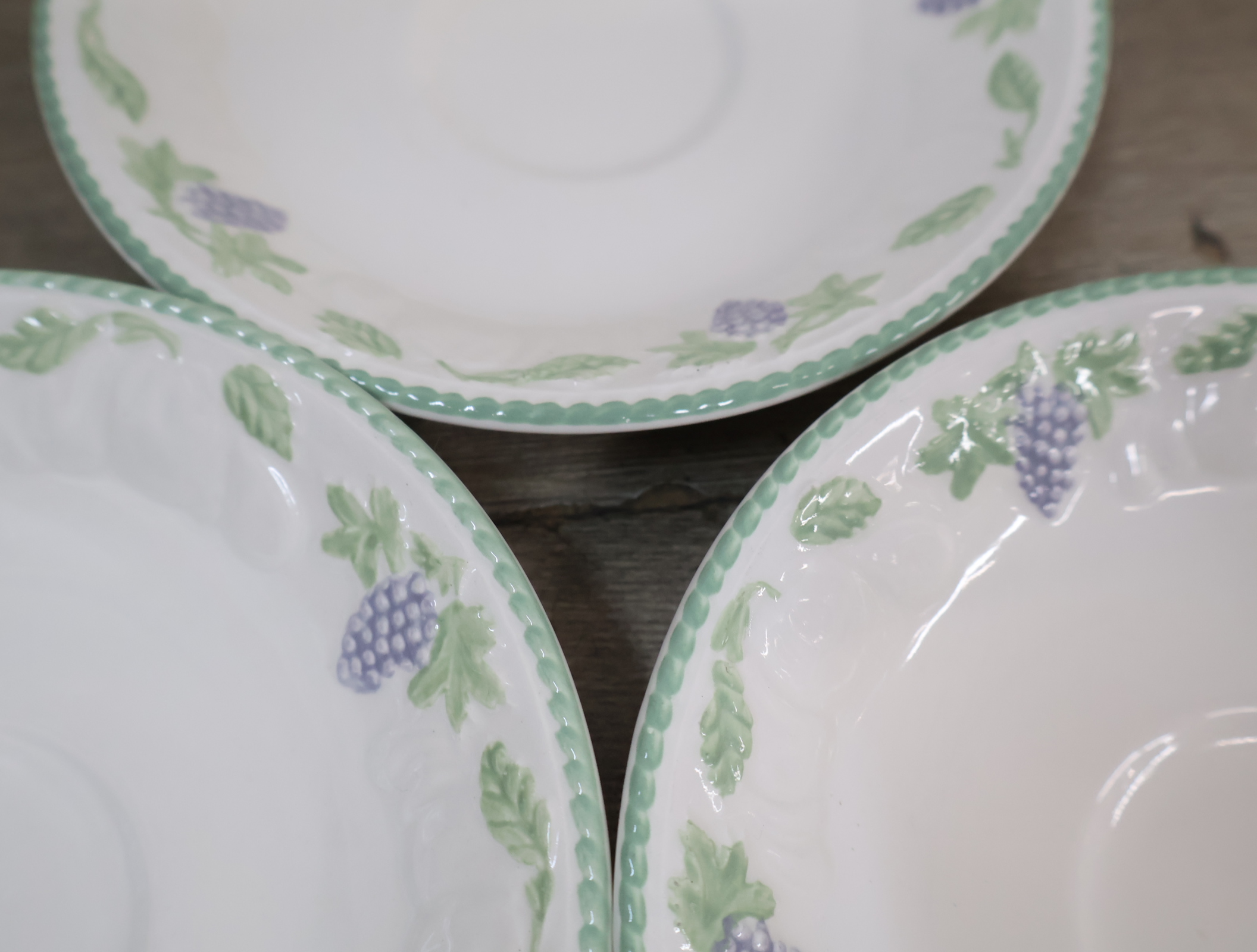 Set servies met druivenpatroon'' – foto 6 – kavel bij GSD Auctions, Zoeterwoude