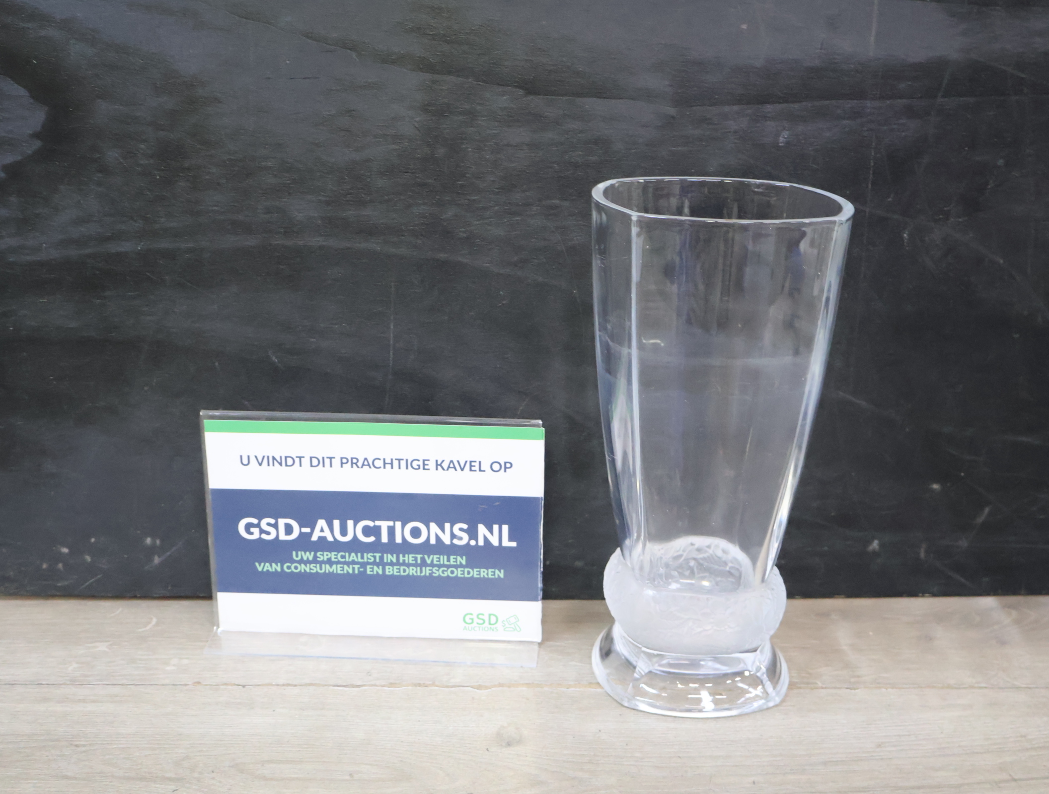 Glazen vaas met decoratieve voet'' – foto 2 – kavel bij GSD Auctions, Zoeterwoude