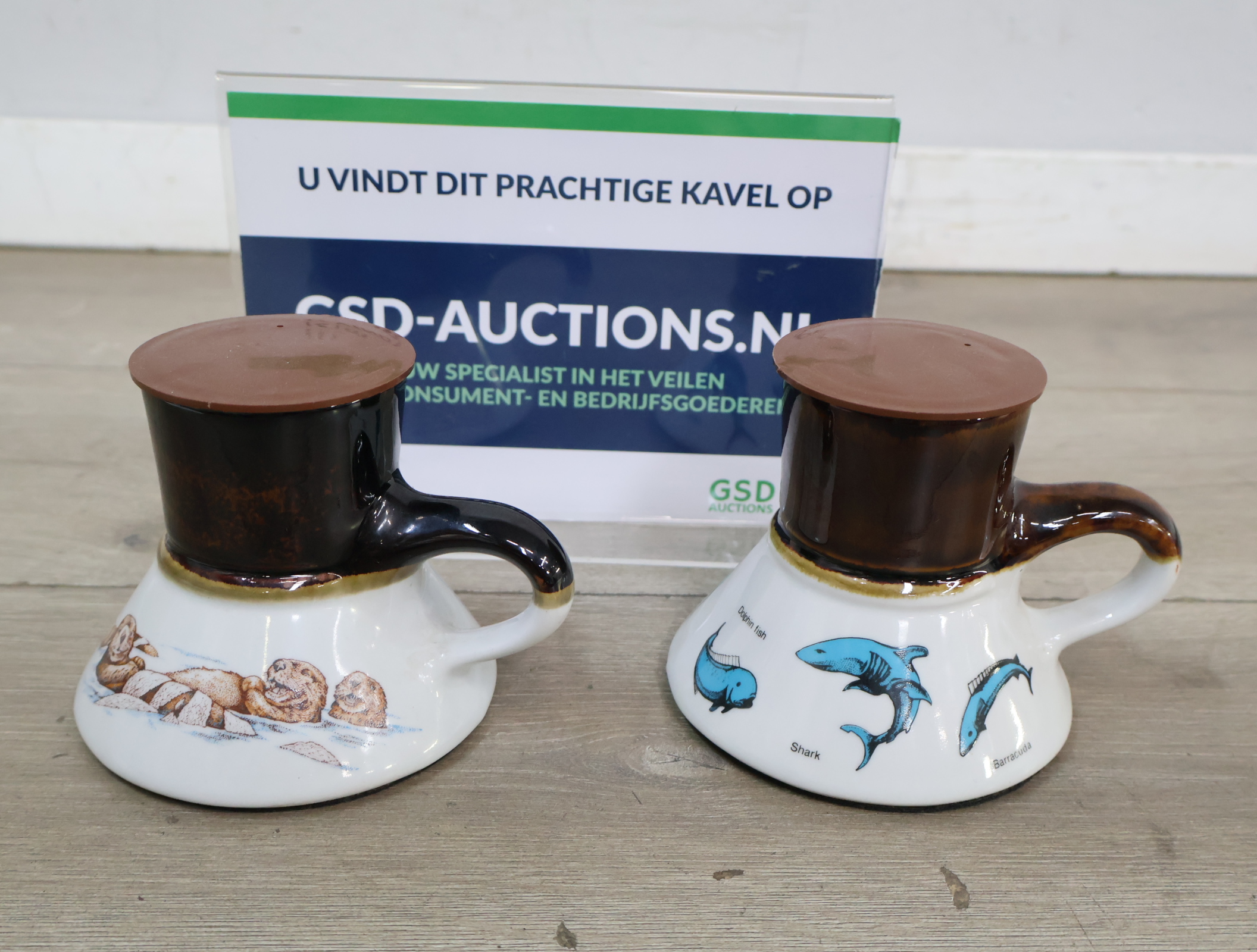 Set van 2 keramische mokken met zeedieren decoratie'' – kavel bij GSD Auctions, Zoeterwoude