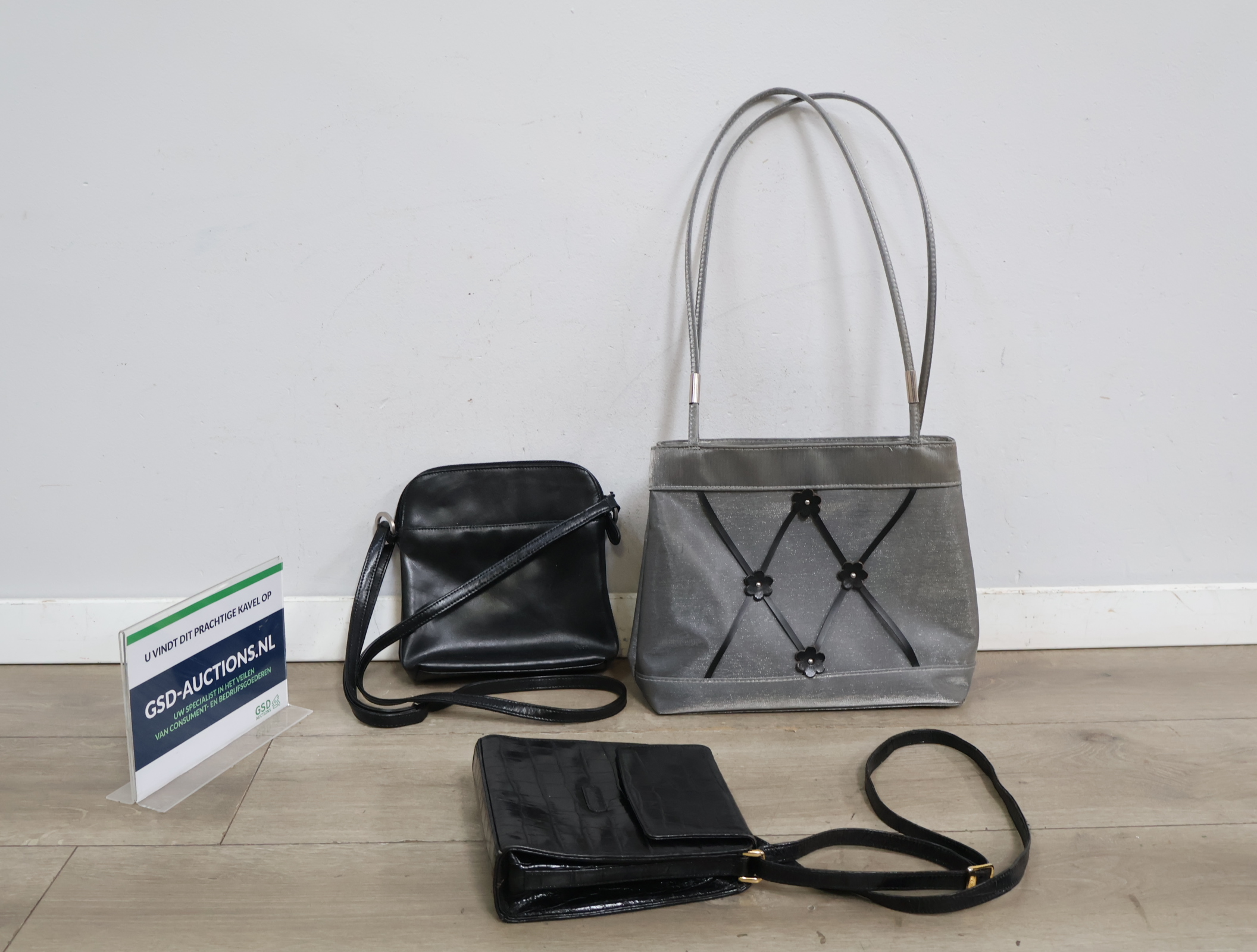 Set van drie dameshandtassen'' – foto 2 – kavel bij GSD Auctions, Zoeterwoude