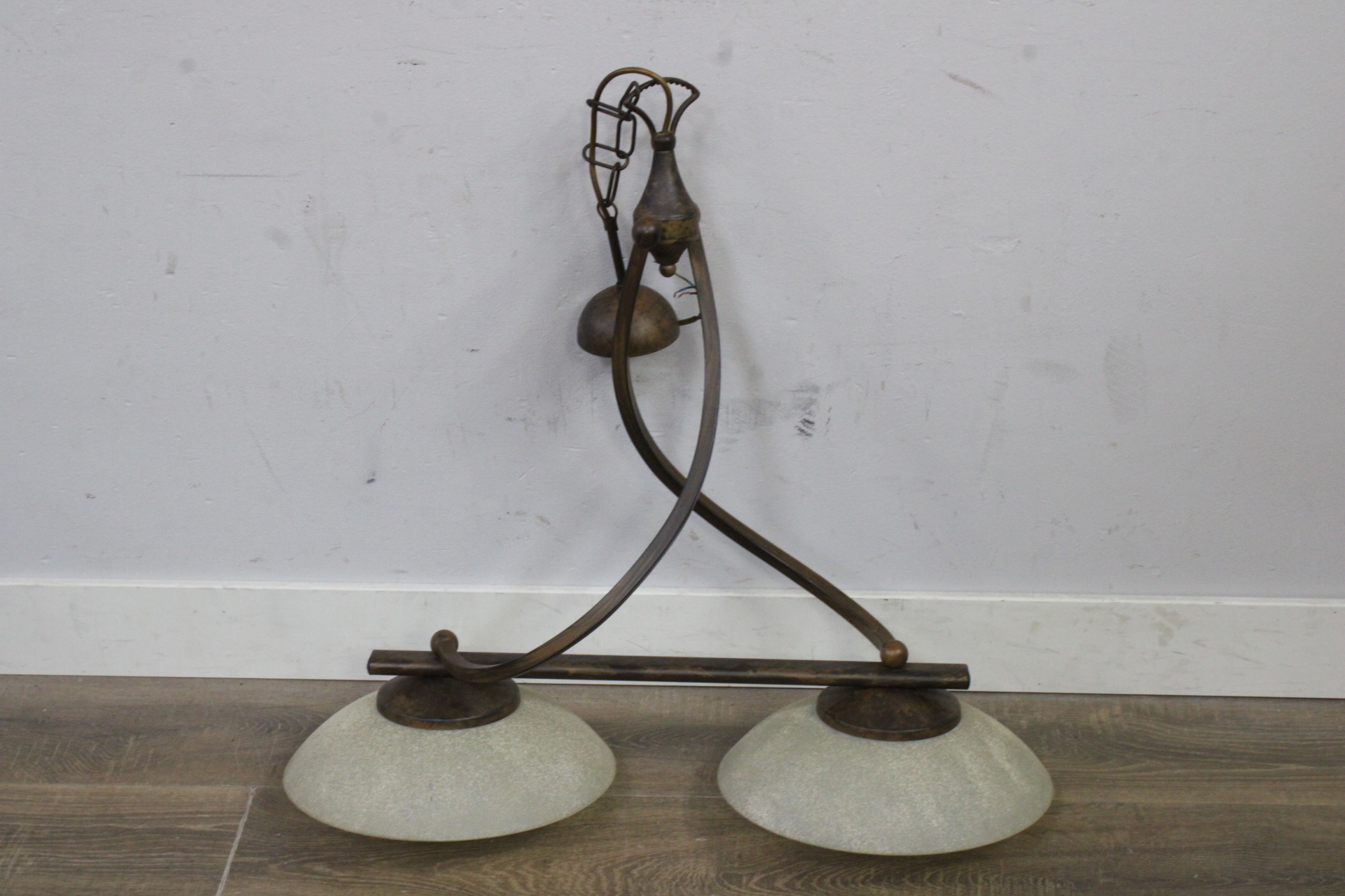 Hanglamp met metalen frame en glazen kappen'' – foto 2 – kavel bij GSD Auctions, Zoeterwoude