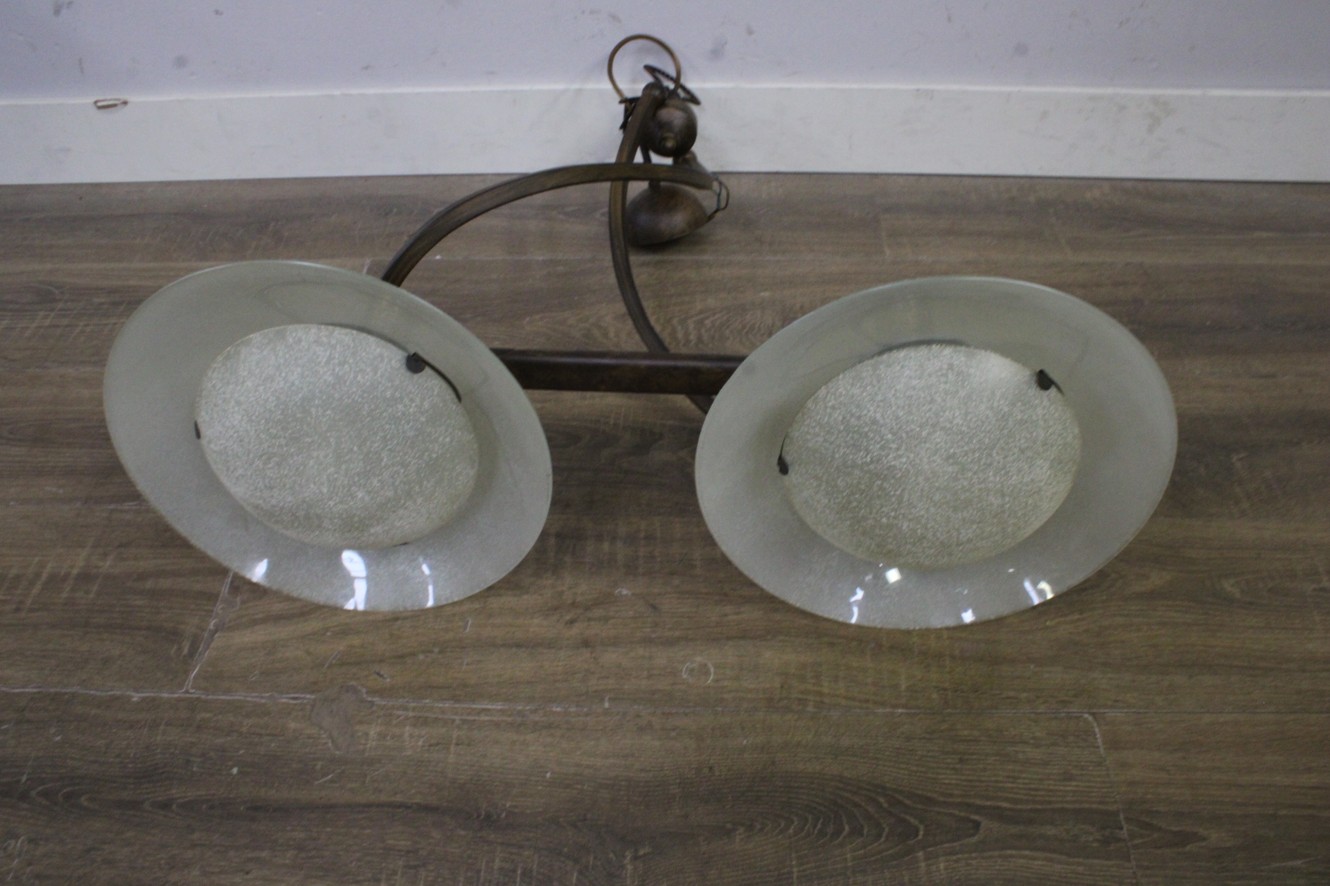 Hanglamp met metalen frame en glazen kappen'' – foto 9 – kavel bij GSD Auctions, Zoeterwoude