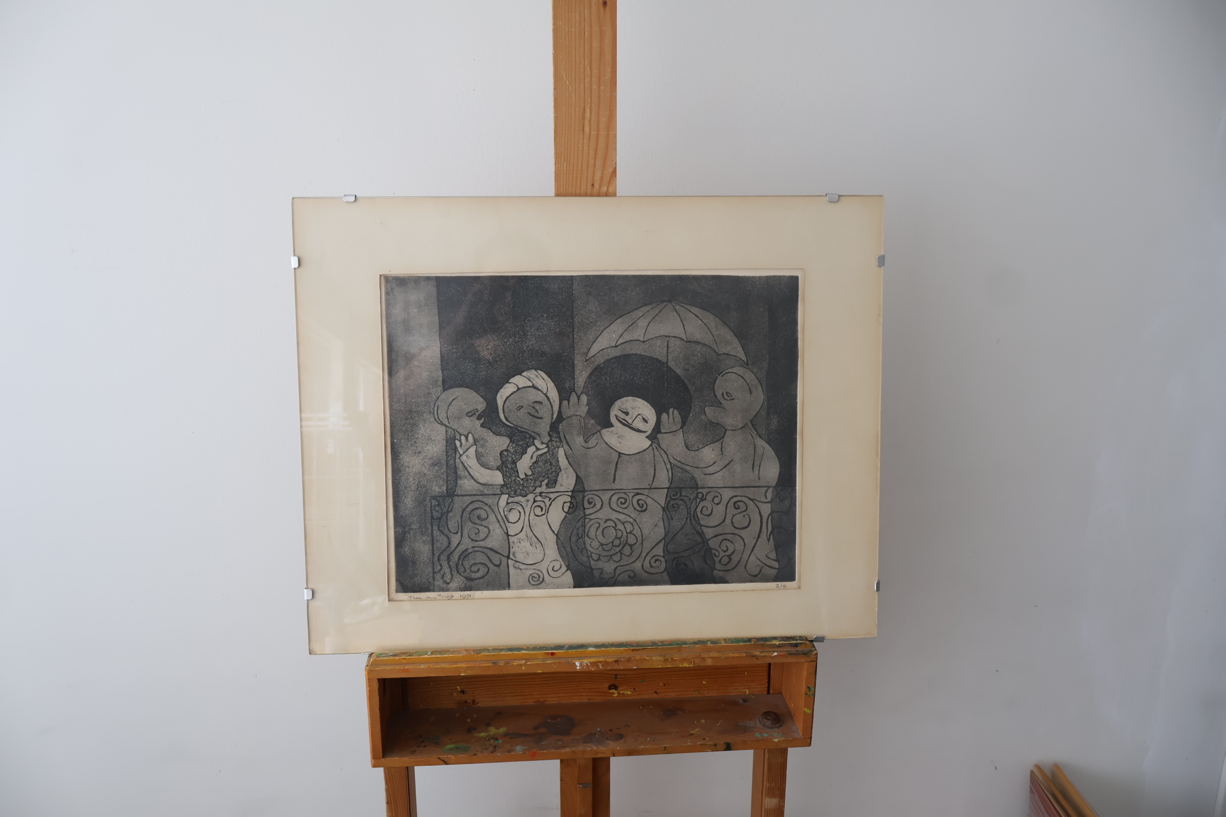 Zwart-wit Ets van figuren op balkon - Thea van Trigt'' – foto 2 – kavel bij GSD Auctions, Zoeterwoude
