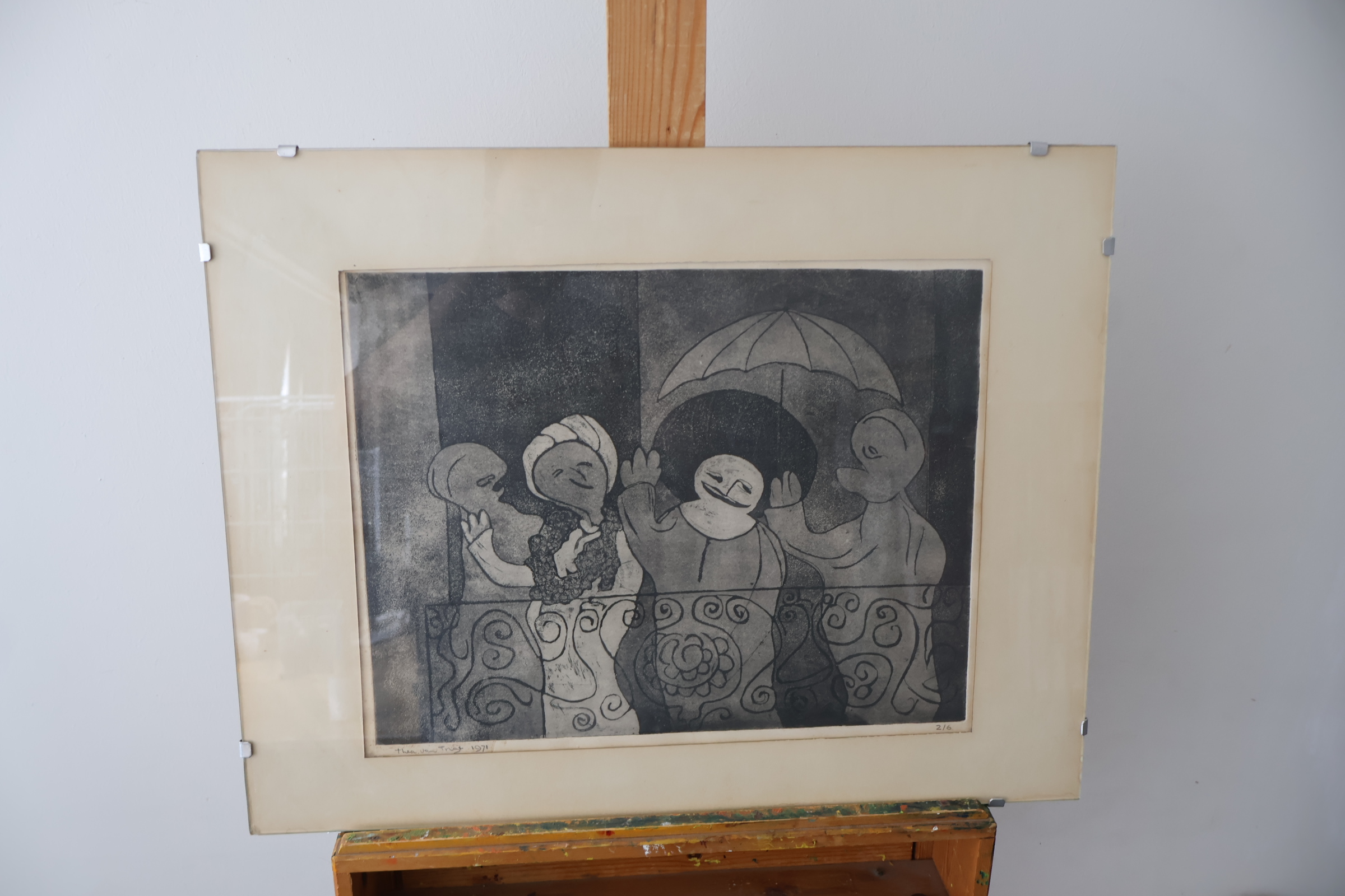 Zwart-wit Ets van figuren op balkon - Thea van Trigt'' – foto 3 – kavel bij GSD Auctions, Zoeterwoude