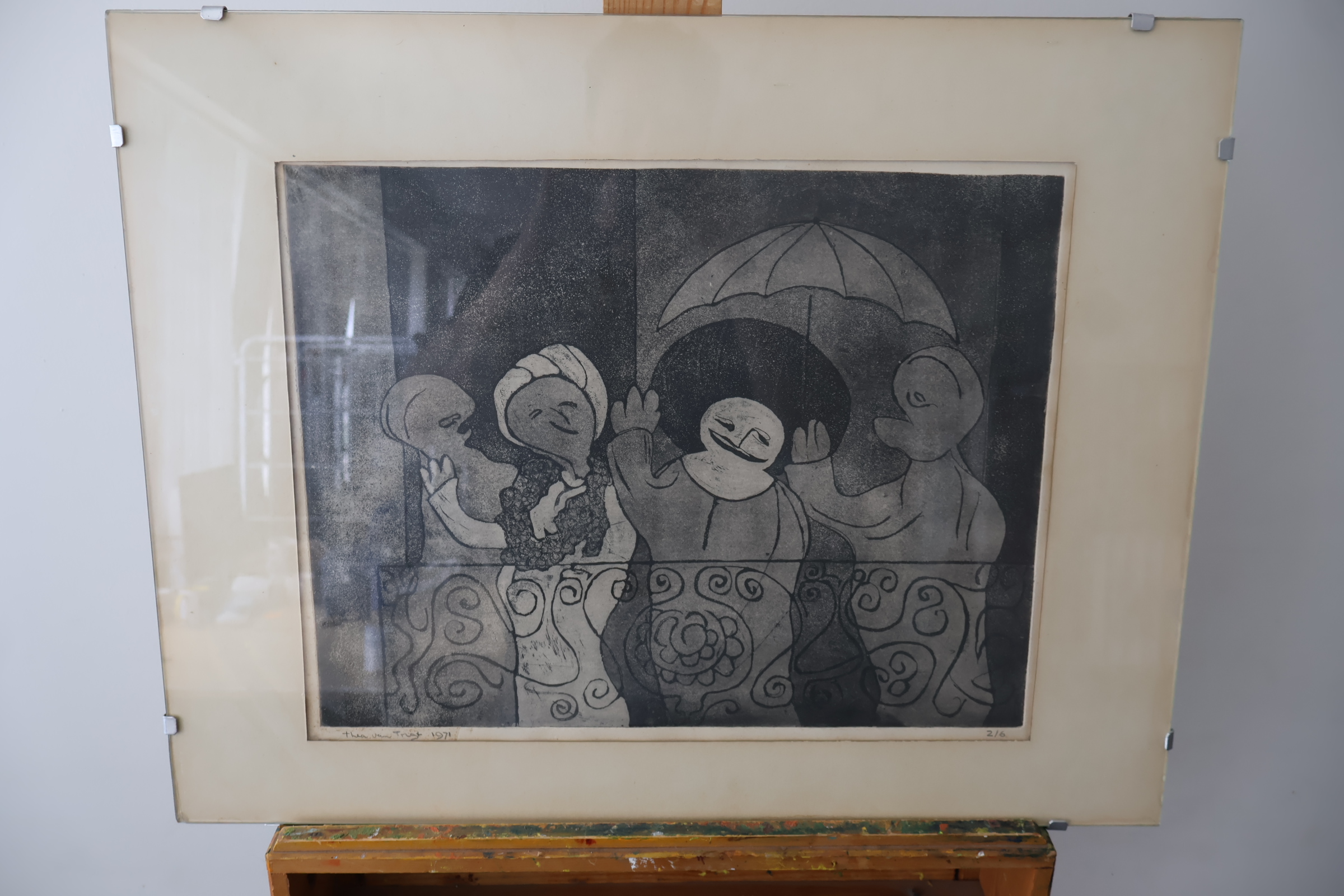 Zwart-wit Ets van figuren op balkon - Thea van Trigt'' – foto 5 – kavel bij GSD Auctions, Zoeterwoude