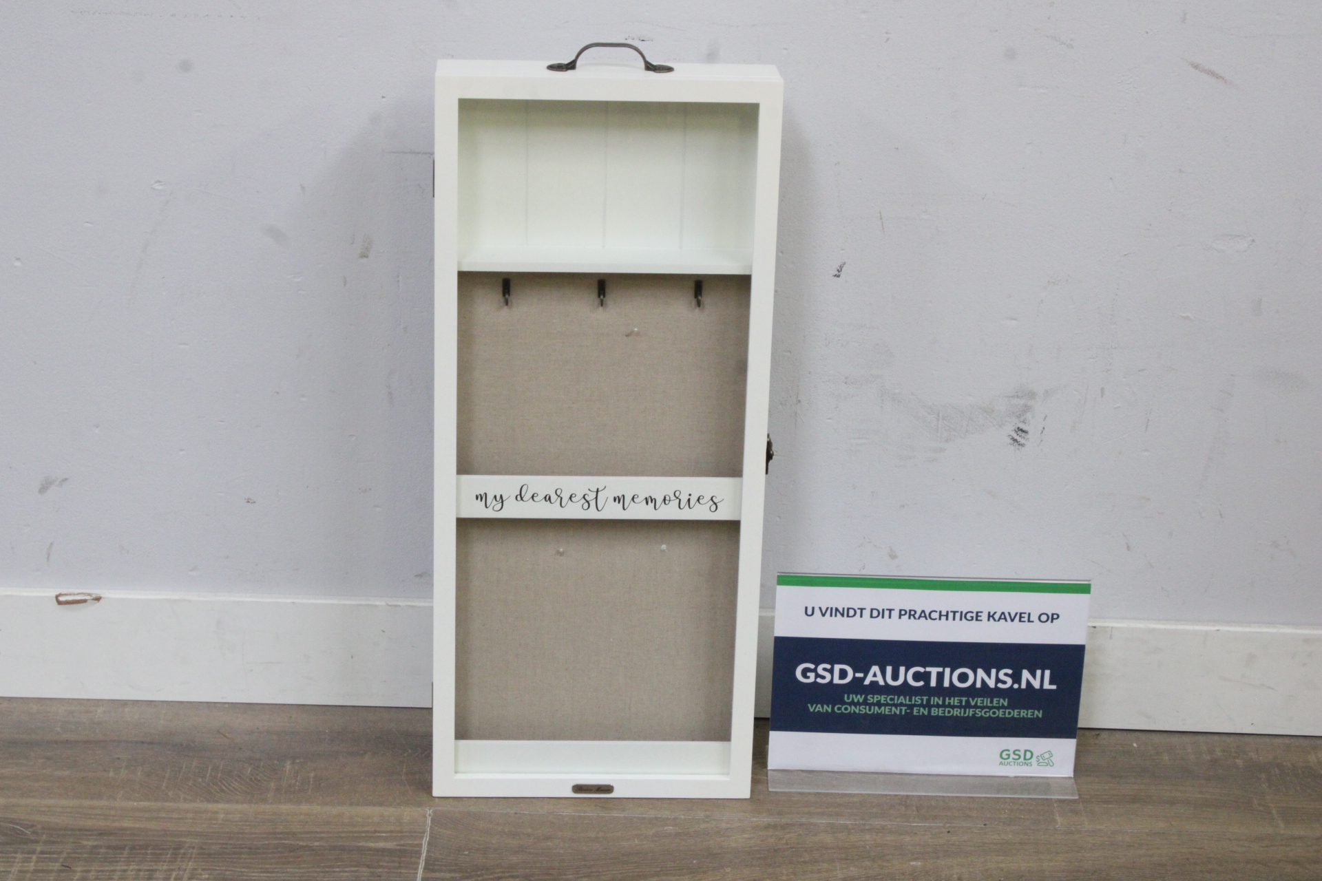 Wanddecoratie met haakjes en tekst'' – kavel bij GSD Auctions, Zoeterwoude