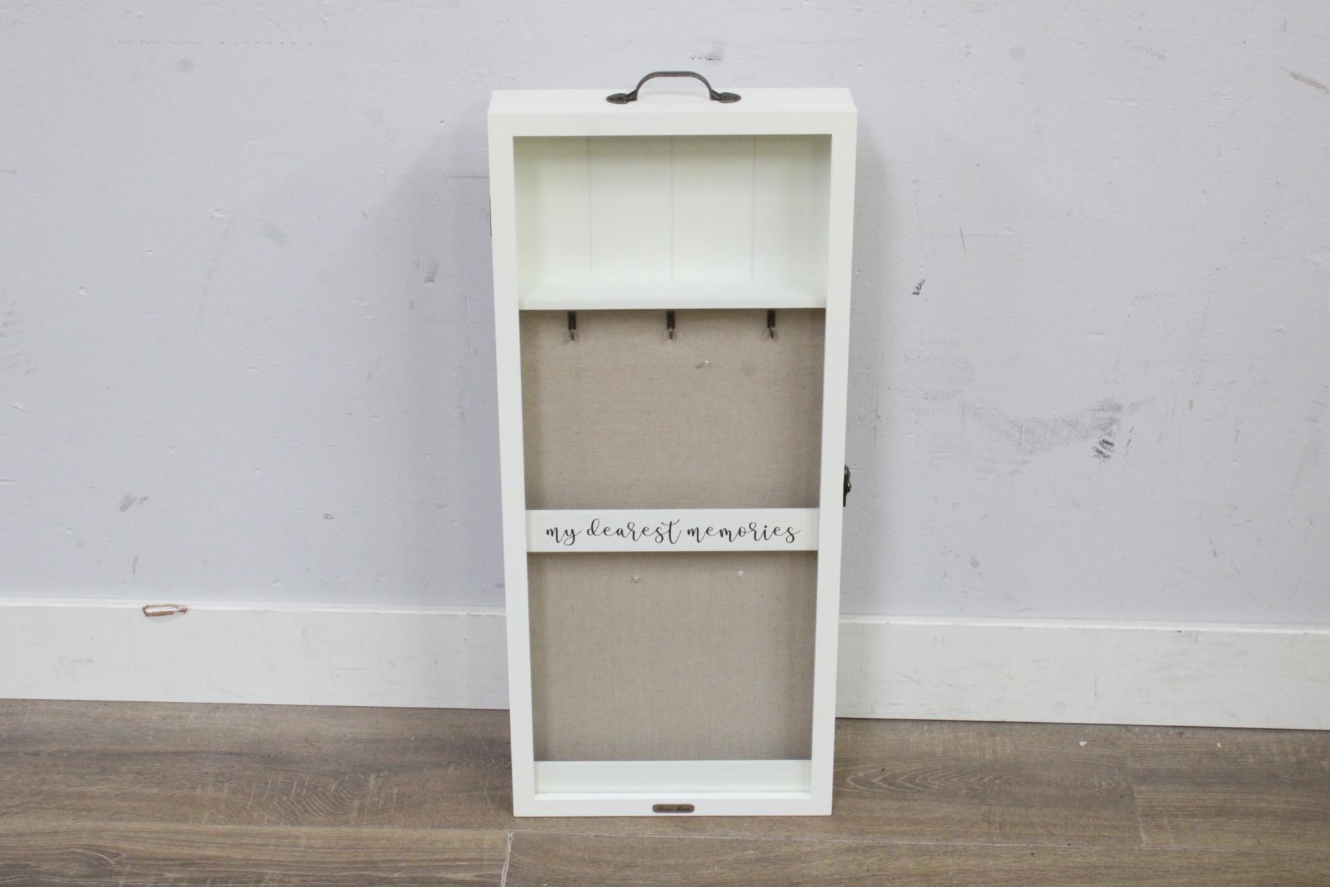 Wanddecoratie met haakjes en tekst'' – foto 2 – kavel bij GSD Auctions, Zoeterwoude