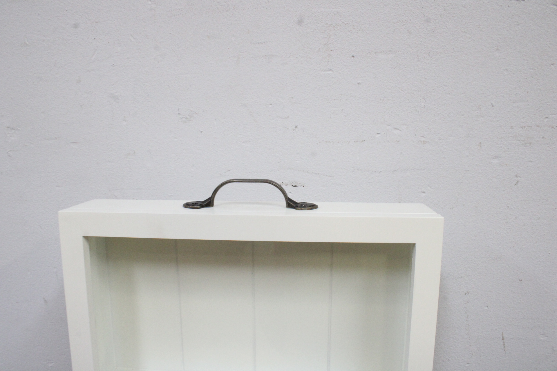 Wanddecoratie met haakjes en tekst'' – foto 4 – kavel bij GSD Auctions, Zoeterwoude