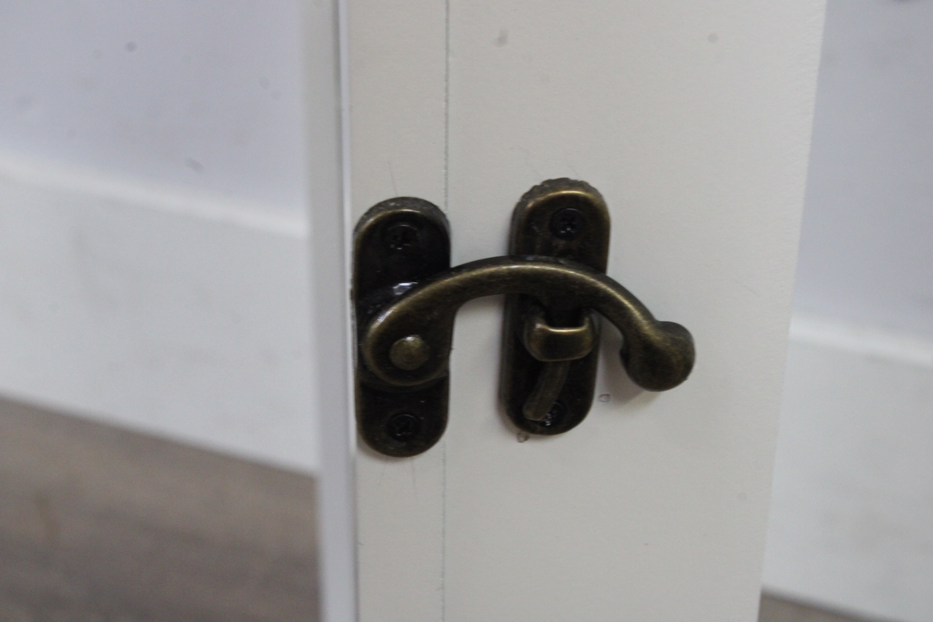 Wanddecoratie met haakjes en tekst'' – foto 6 – kavel bij GSD Auctions, Zoeterwoude