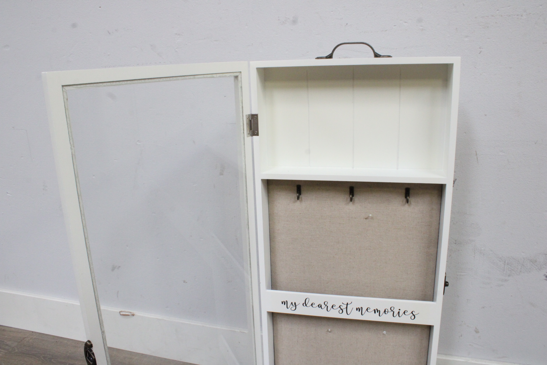 Wanddecoratie met haakjes en tekst'' – foto 7 – kavel bij GSD Auctions, Zoeterwoude