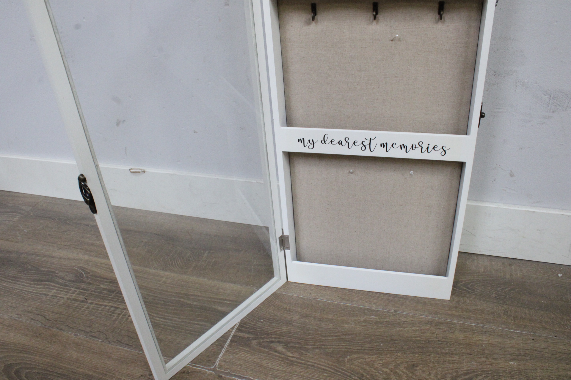 Wanddecoratie met haakjes en tekst'' – foto 8 – kavel bij GSD Auctions, Zoeterwoude