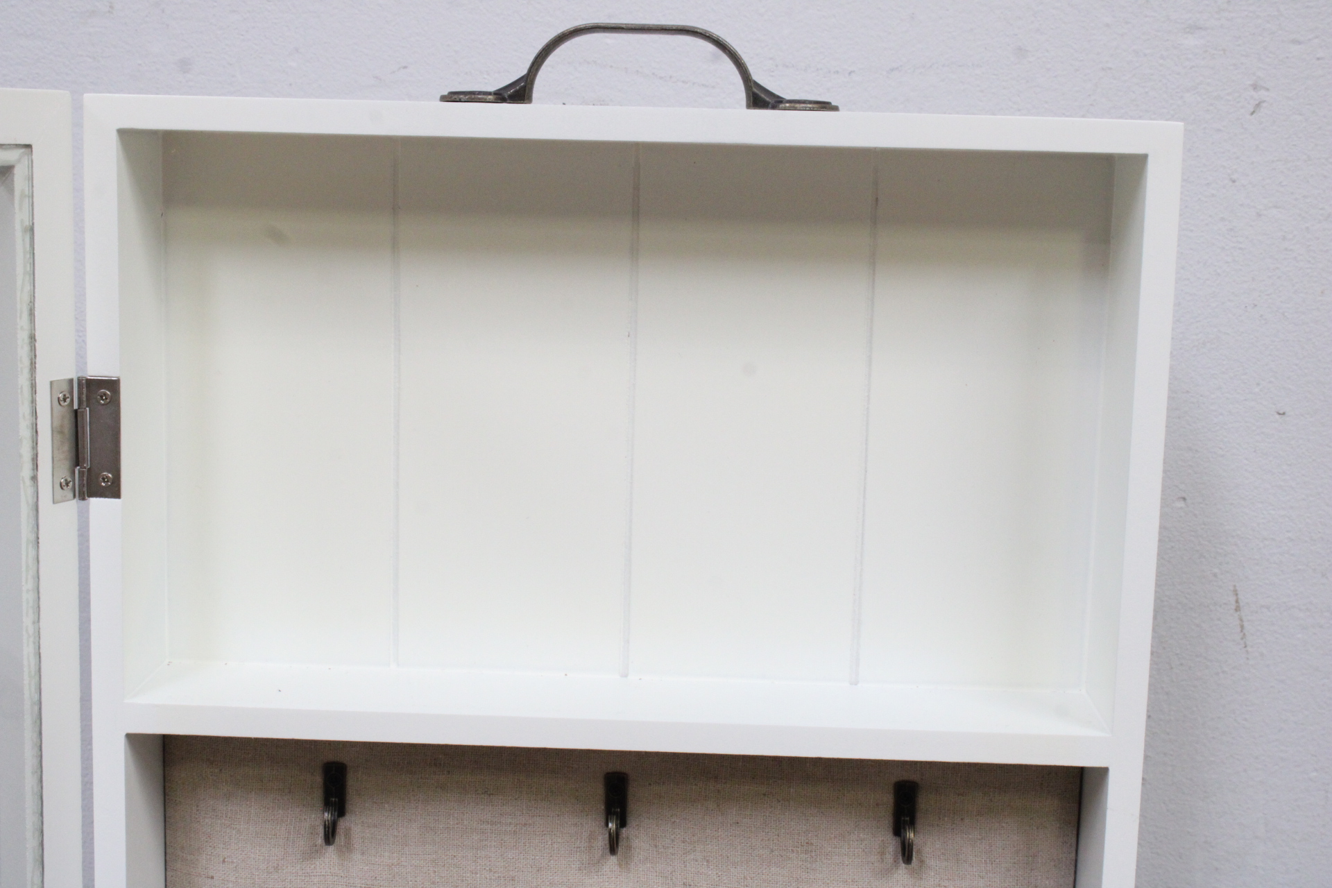 Wanddecoratie met haakjes en tekst'' – foto 9 – kavel bij GSD Auctions, Zoeterwoude