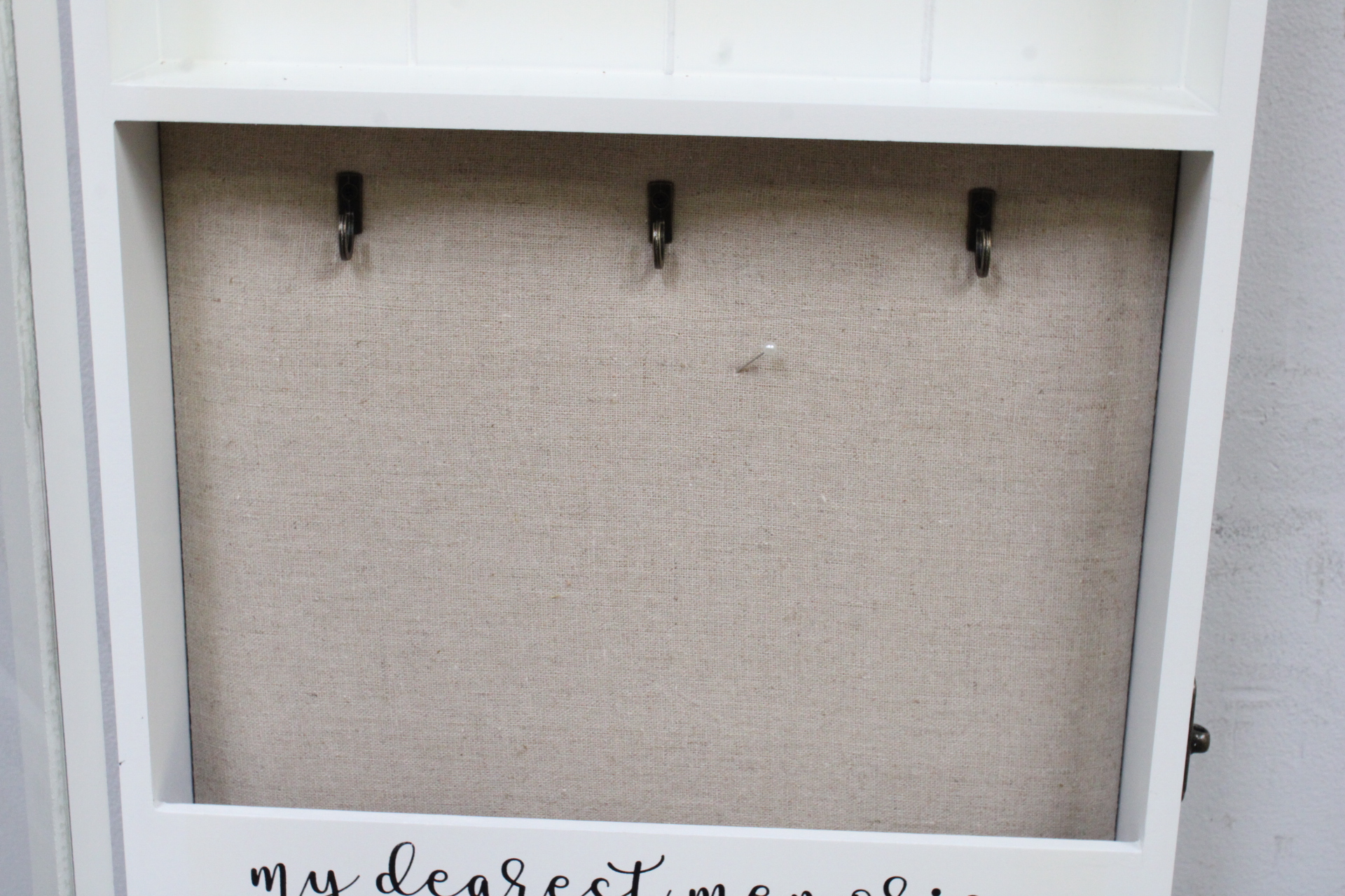 Wanddecoratie met haakjes en tekst'' – foto 10 – kavel bij GSD Auctions, Zoeterwoude
