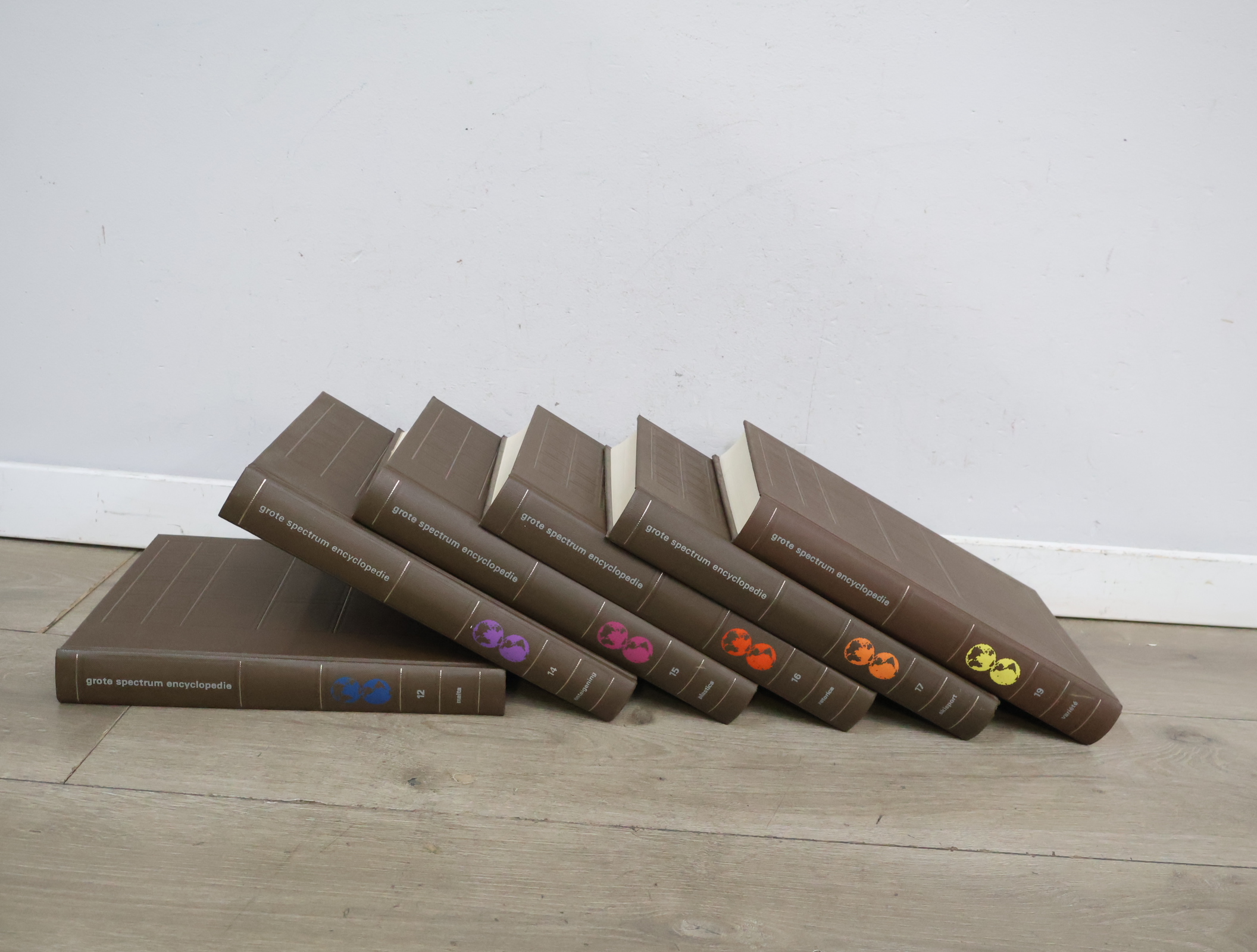 Set Grote Spectrum Encyclopedie Boeken'' – foto 4 – kavel bij GSD Auctions, Zoeterwoude