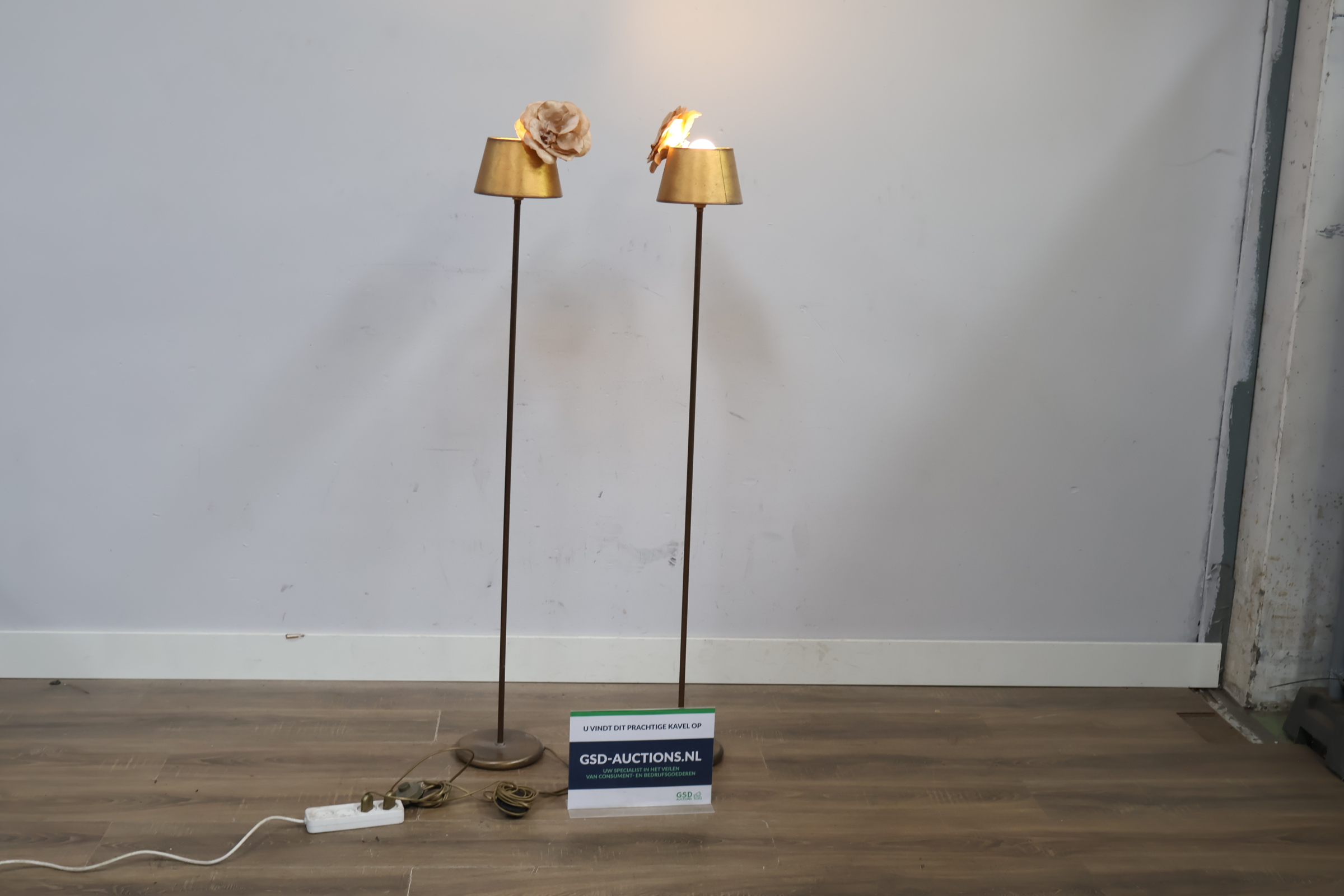 Set van twee vloerlampen met gouden kap'' – kavel bij GSD Auctions, Zoeterwoude
