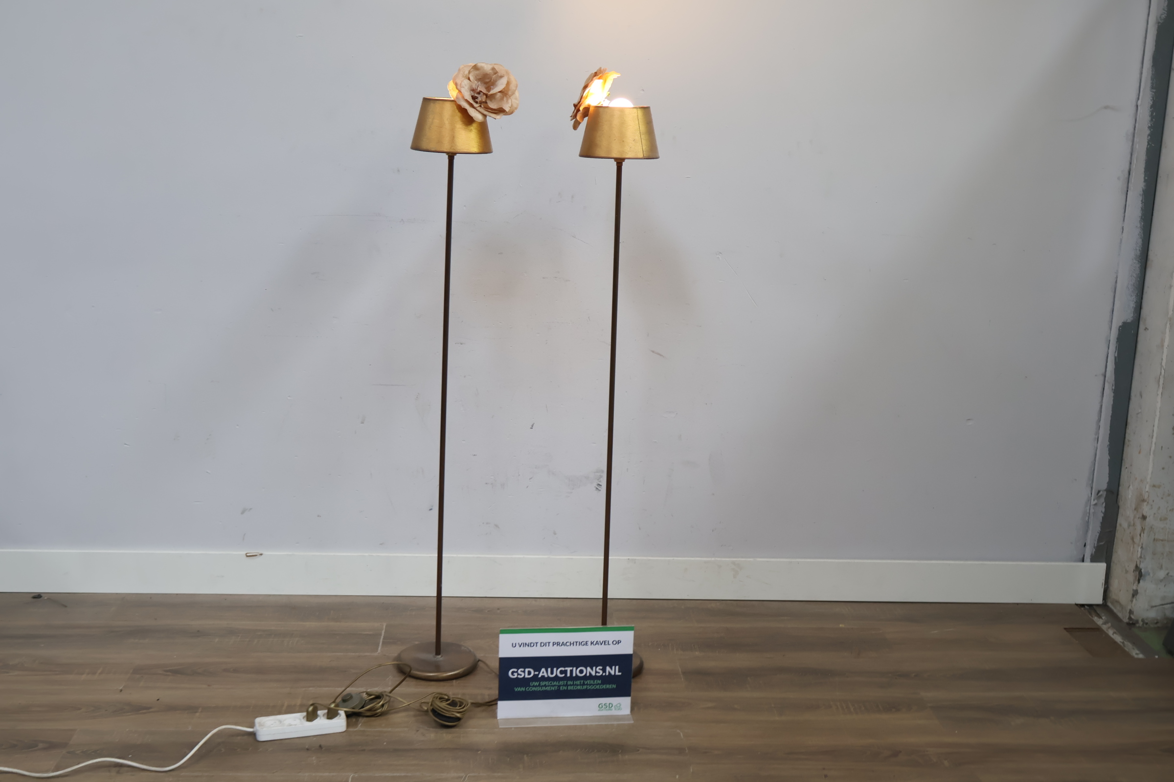 Set van twee vloerlampen met gouden kap'' – foto 2 – kavel bij GSD Auctions, Zoeterwoude