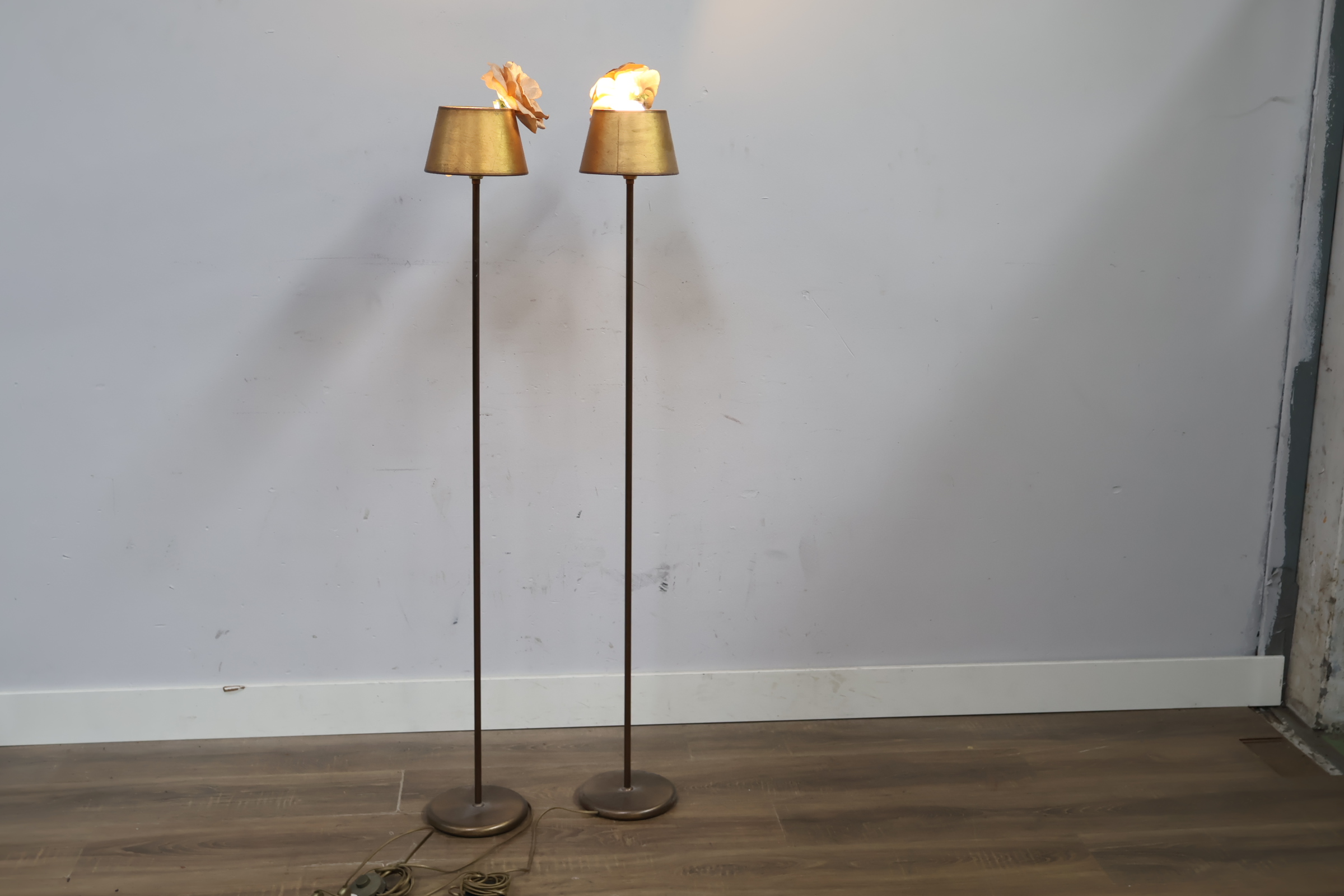 Set van twee vloerlampen met gouden kap'' – foto 3 – kavel bij GSD Auctions, Zoeterwoude