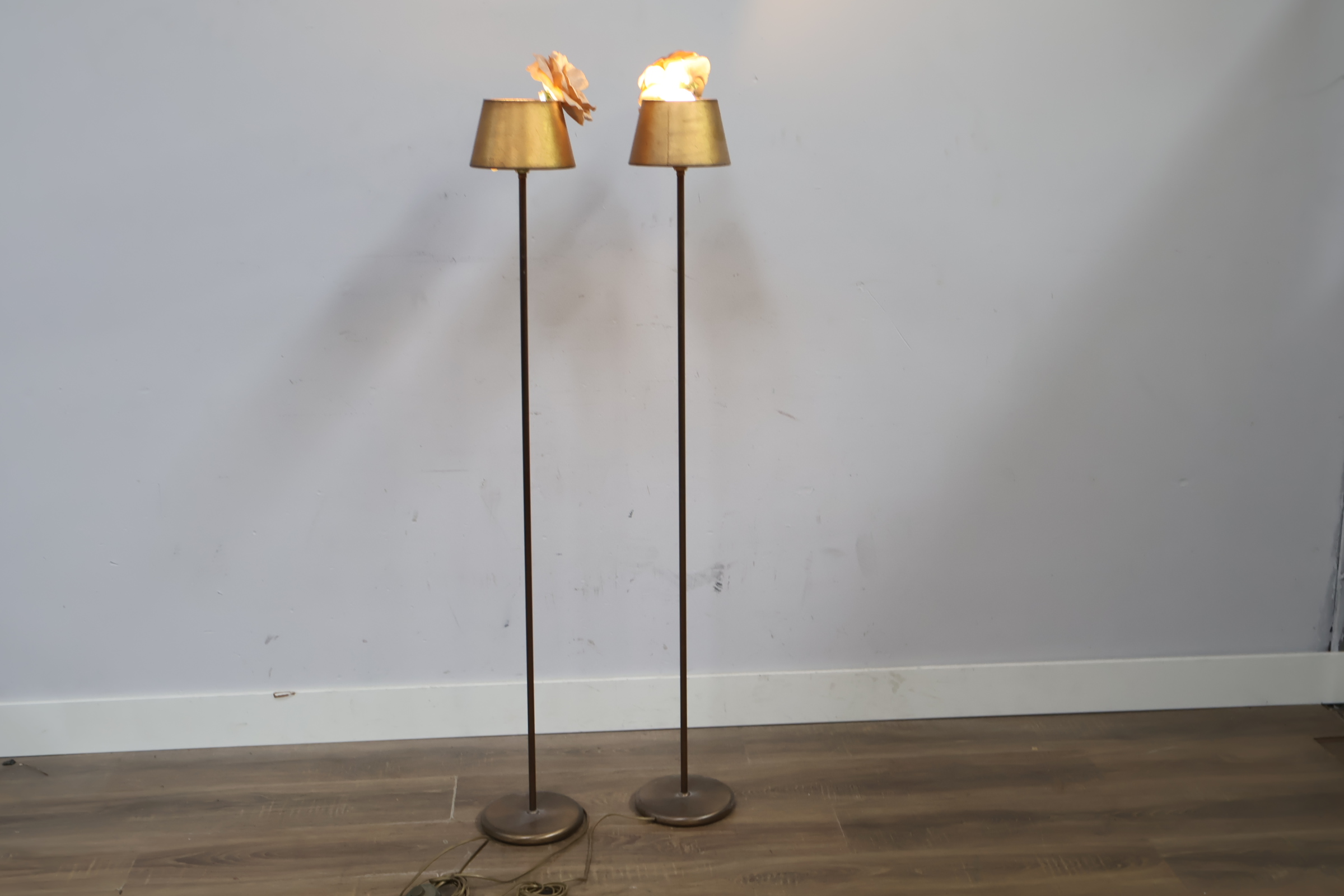 Set van twee vloerlampen met gouden kap'' – foto 4 – kavel bij GSD Auctions, Zoeterwoude