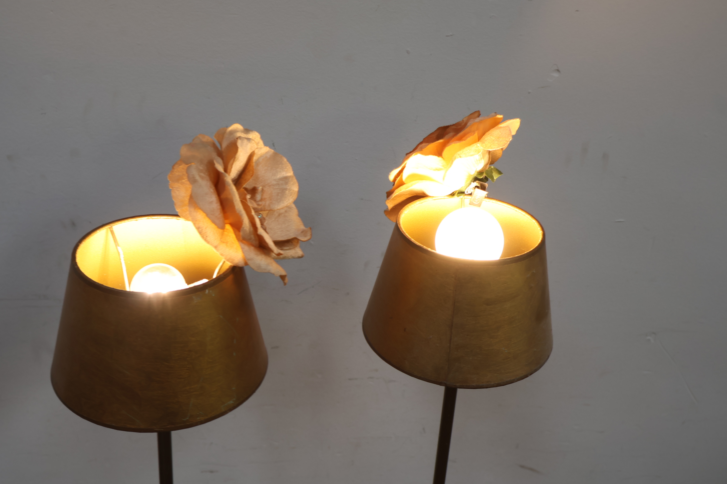 Set van twee vloerlampen met gouden kap'' – foto 5 – kavel bij GSD Auctions, Zoeterwoude