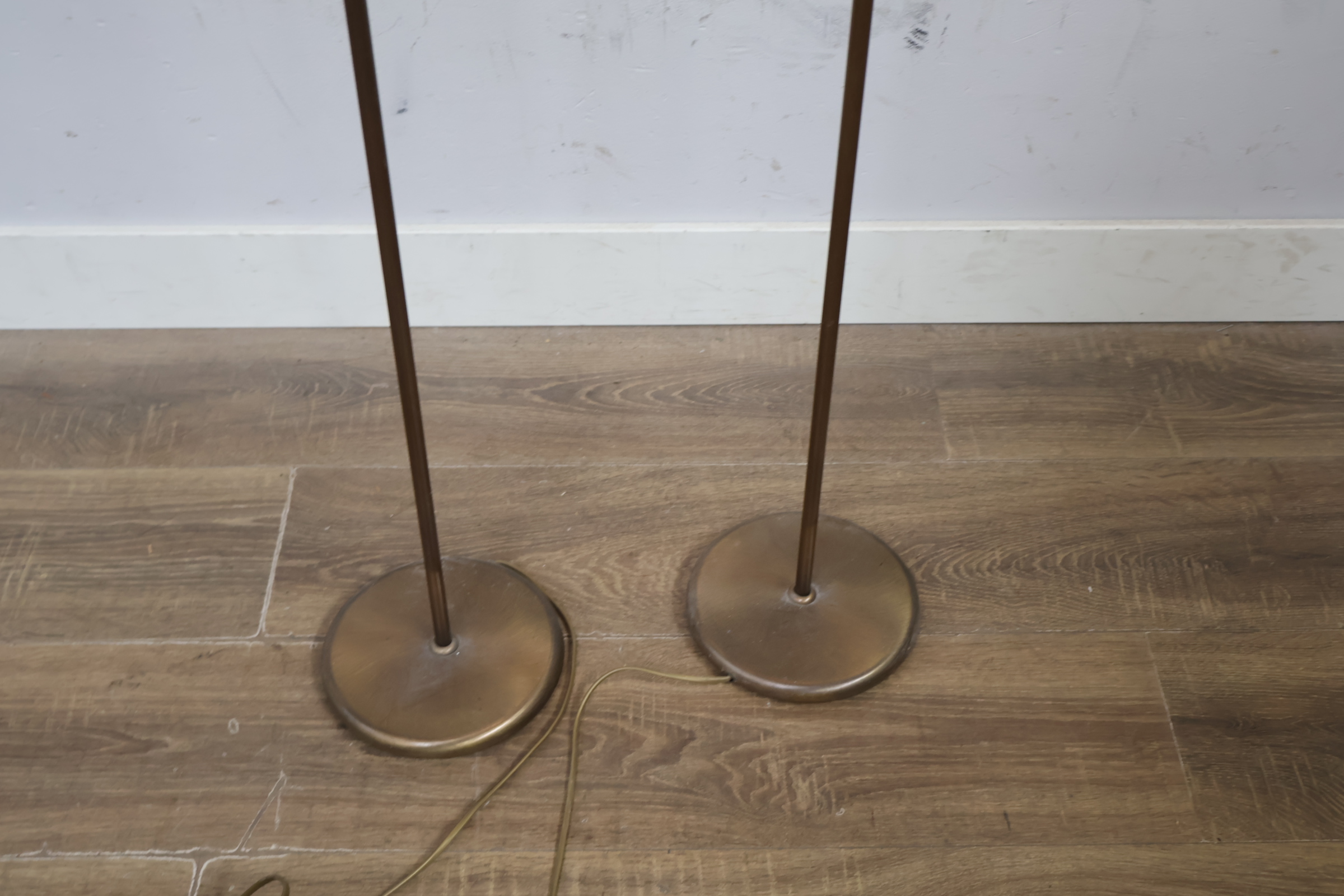 Set van twee vloerlampen met gouden kap'' – foto 6 – kavel bij GSD Auctions, Zoeterwoude
