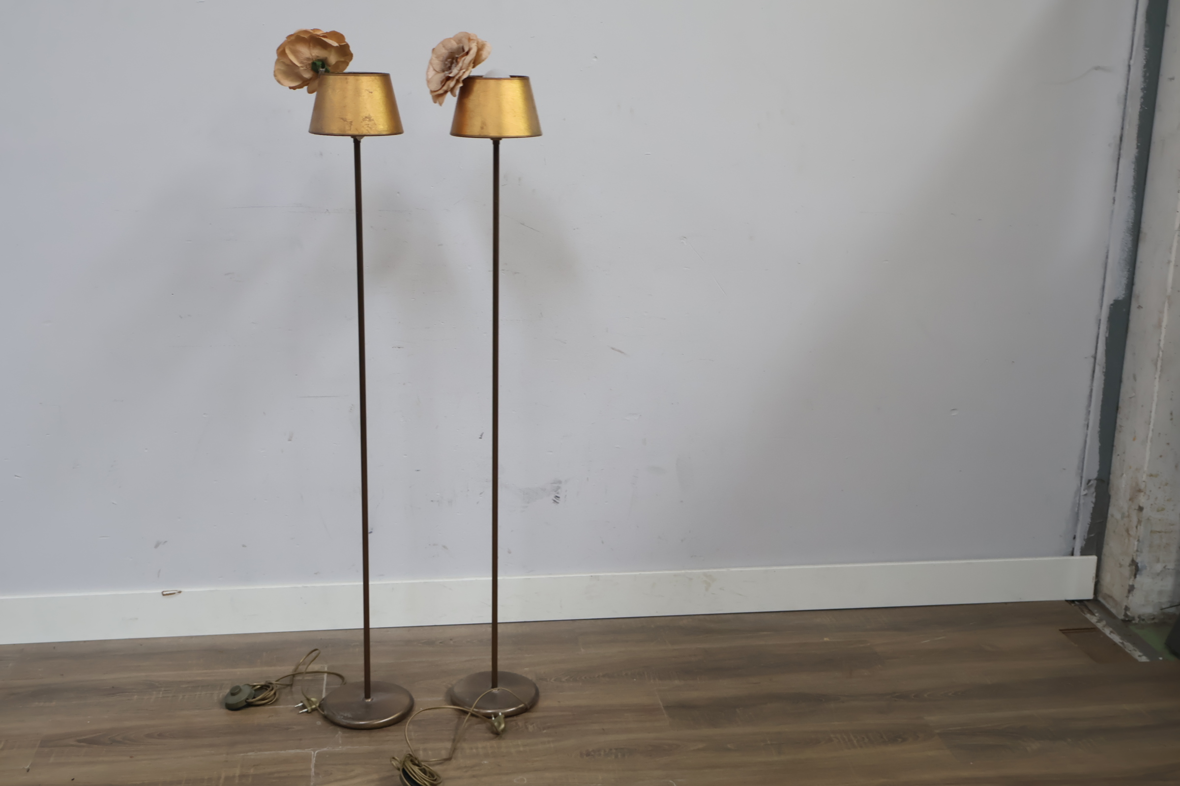 Set van twee vloerlampen met gouden kap'' – foto 7 – kavel bij GSD Auctions, Zoeterwoude