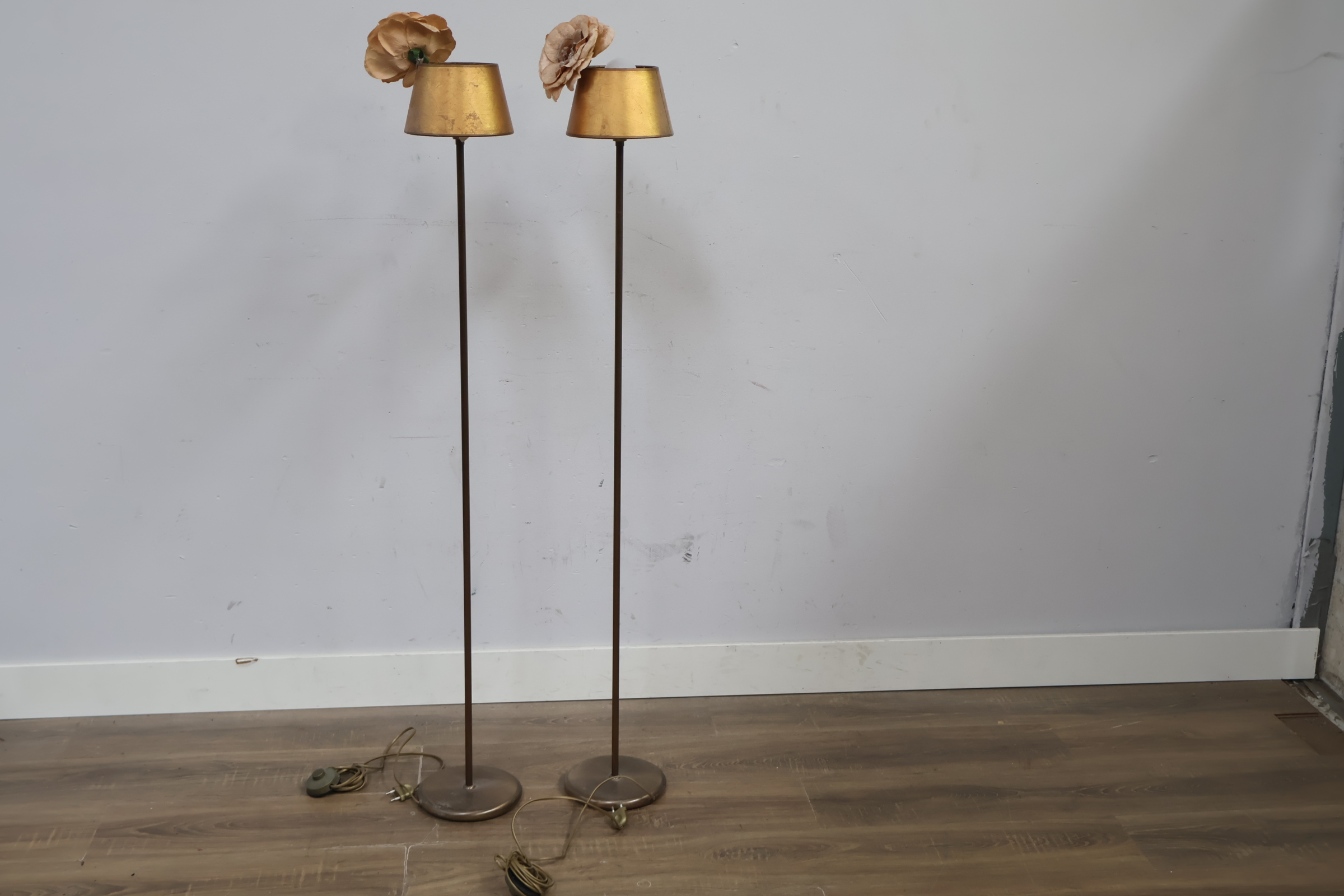 Set van twee vloerlampen met gouden kap'' – foto 8 – kavel bij GSD Auctions, Zoeterwoude