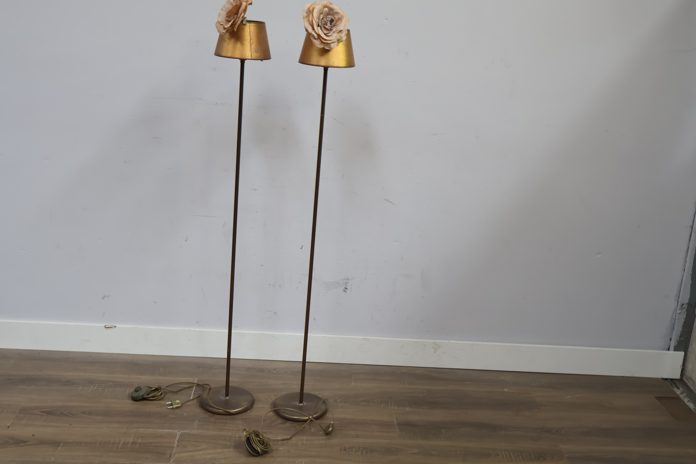 Set van twee vloerlampen met gouden kap'' – foto 9 – kavel bij GSD Auctions, Zoeterwoude