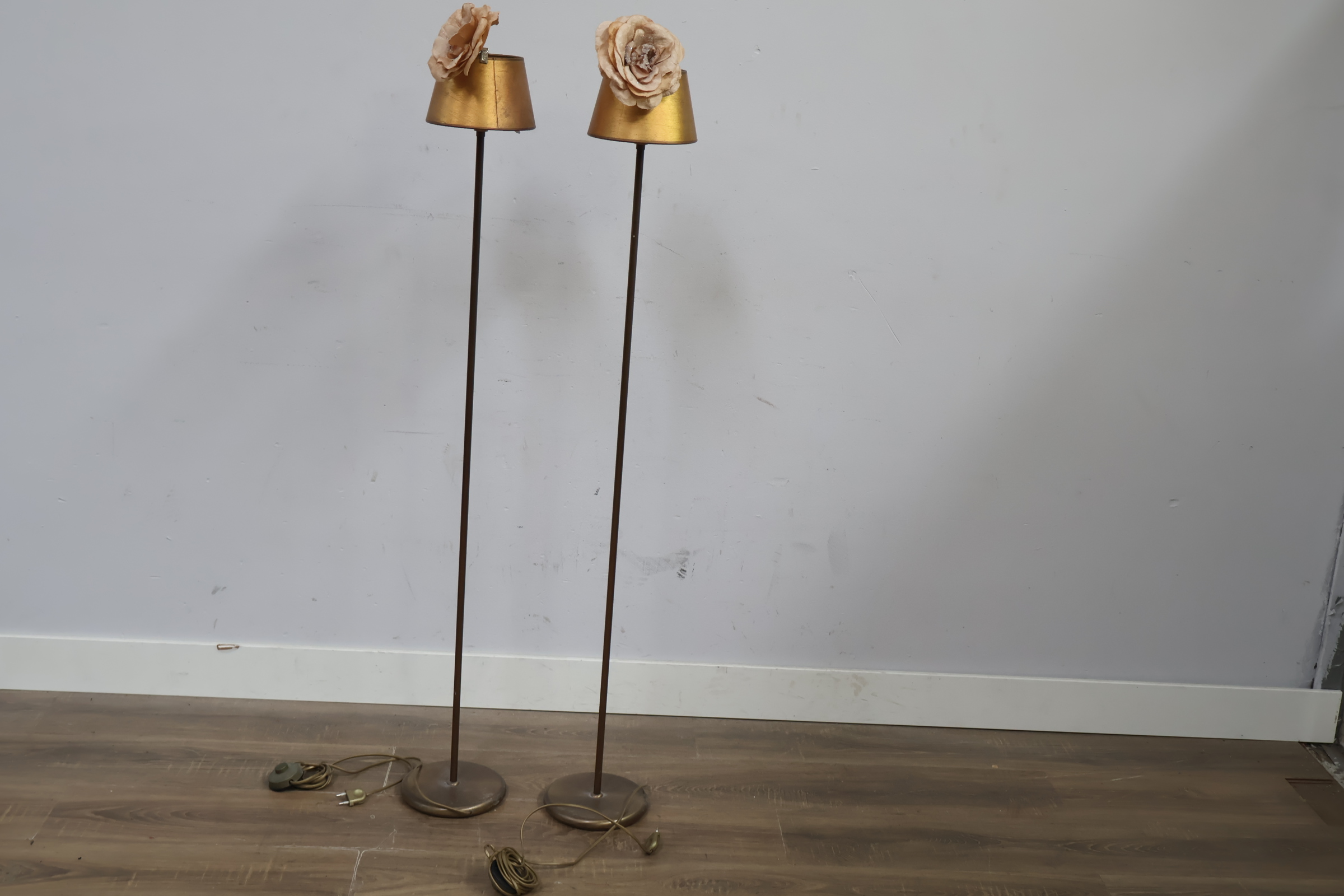 Set van twee vloerlampen met gouden kap'' – foto 10 – kavel bij GSD Auctions, Zoeterwoude
