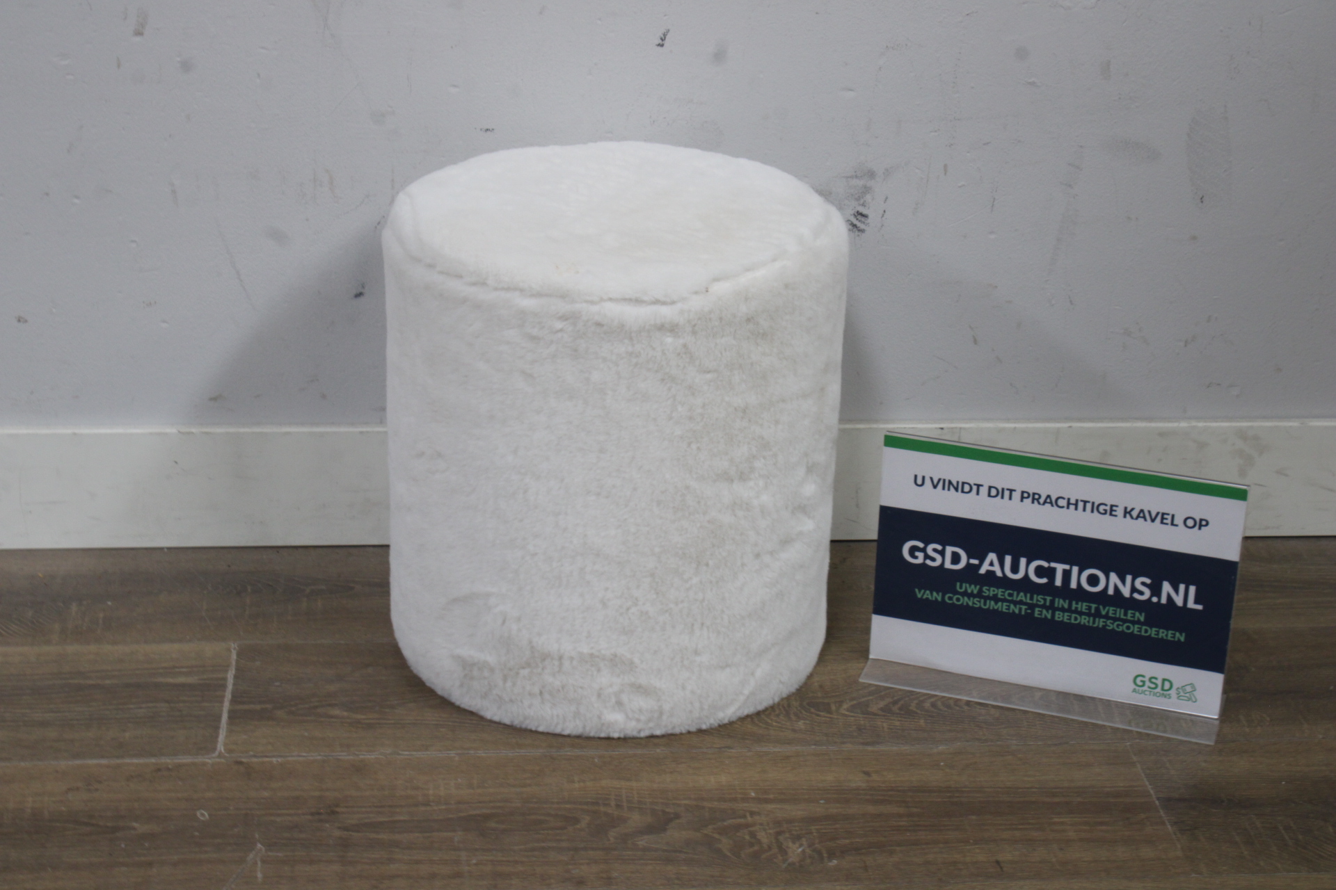 Witte zachte poef'' – kavel bij GSD Auctions, Zoeterwoude