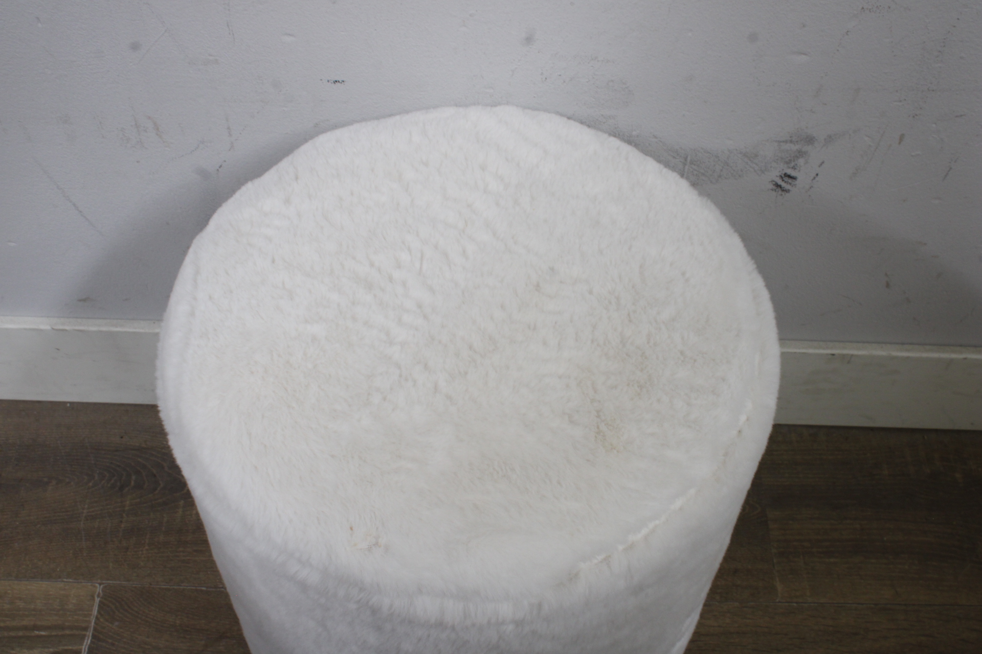 Witte zachte poef'' – foto 3 – kavel bij GSD Auctions, Zoeterwoude
