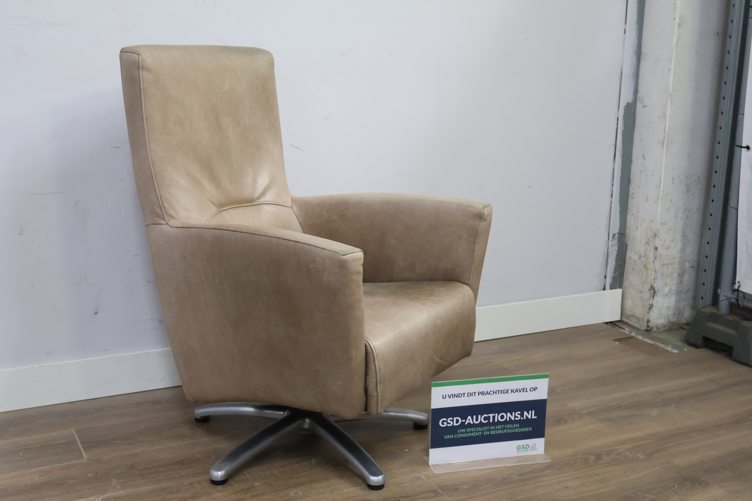Draaifauteuil in beige'' – kavel bij GSD Auctions, Zoeterwoude