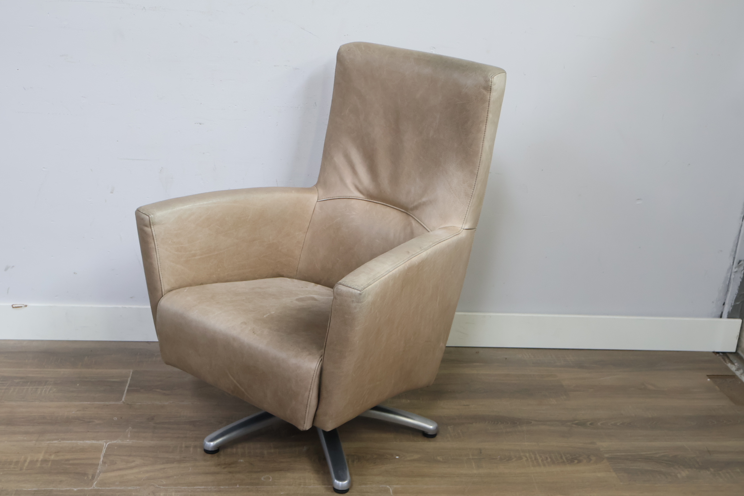 Draaifauteuil in beige'' – foto 10 – kavel bij GSD Auctions, Zoeterwoude