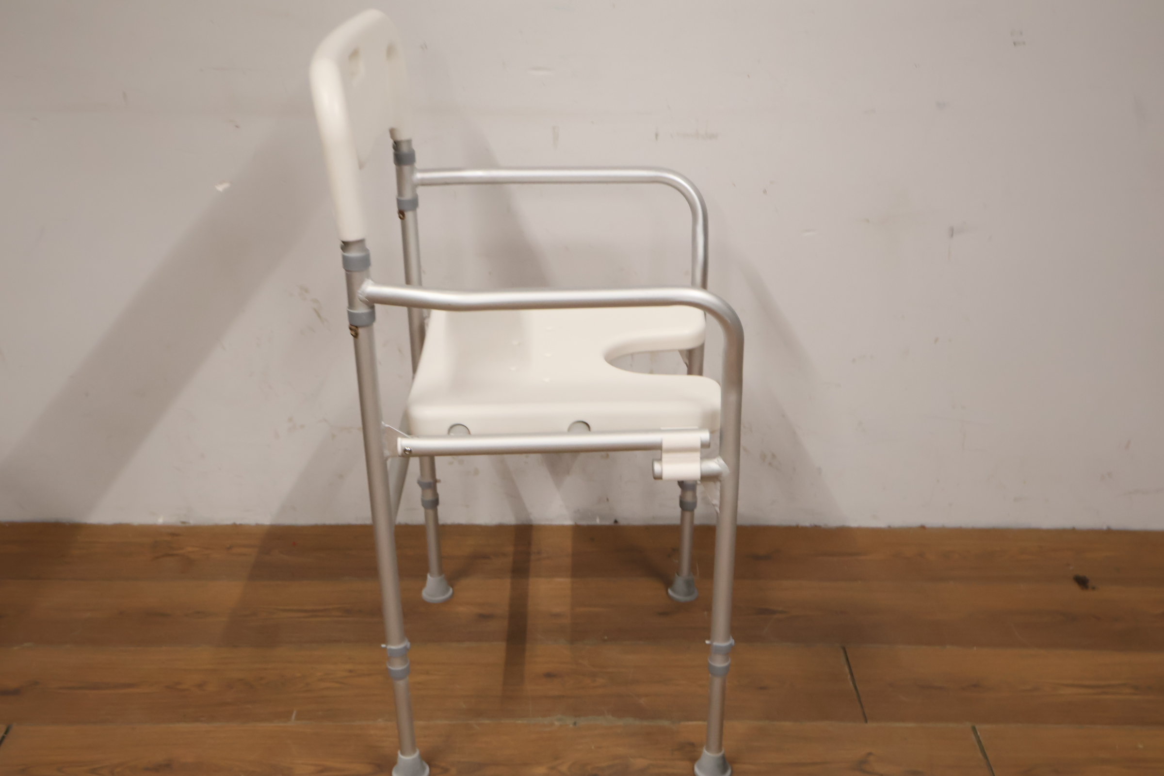 Toiletstoel met armleuning'' – foto 4 – kavel bij GSD Auctions, Zoeterwoude