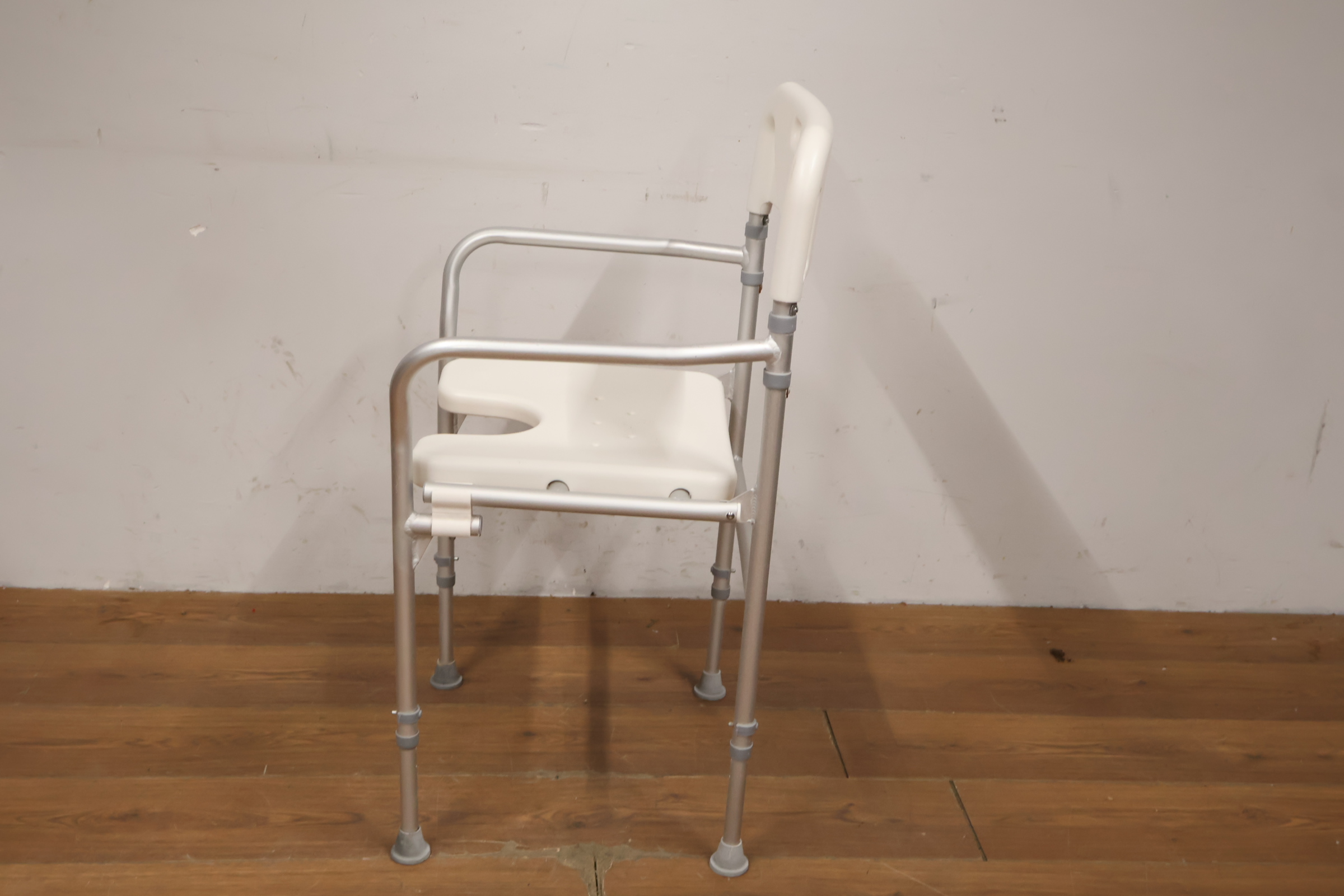 Toiletstoel met armleuning'' – foto 7 – kavel bij GSD Auctions, Zoeterwoude