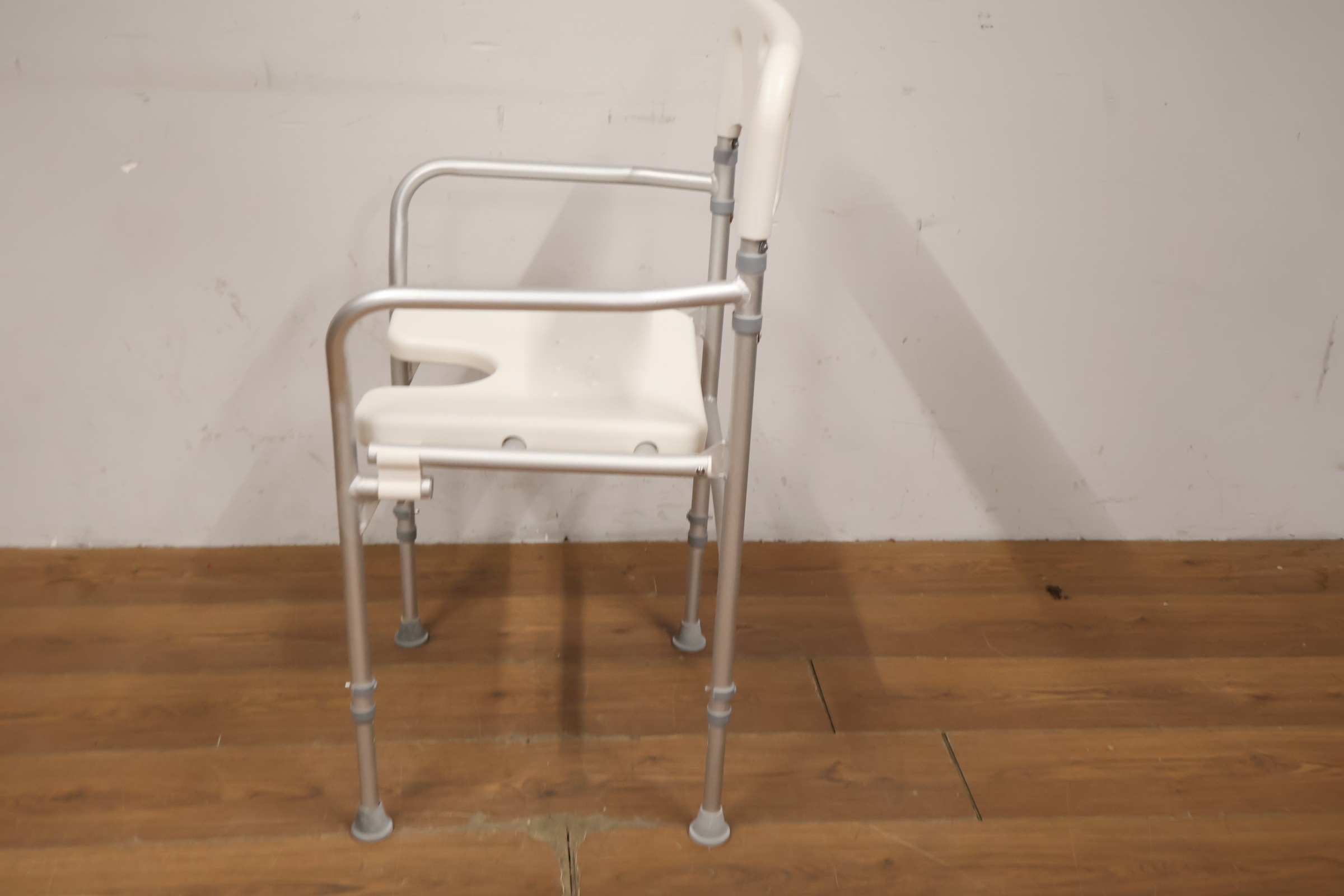 Toiletstoel met armleuning'' – foto 8 – kavel bij GSD Auctions, Zoeterwoude