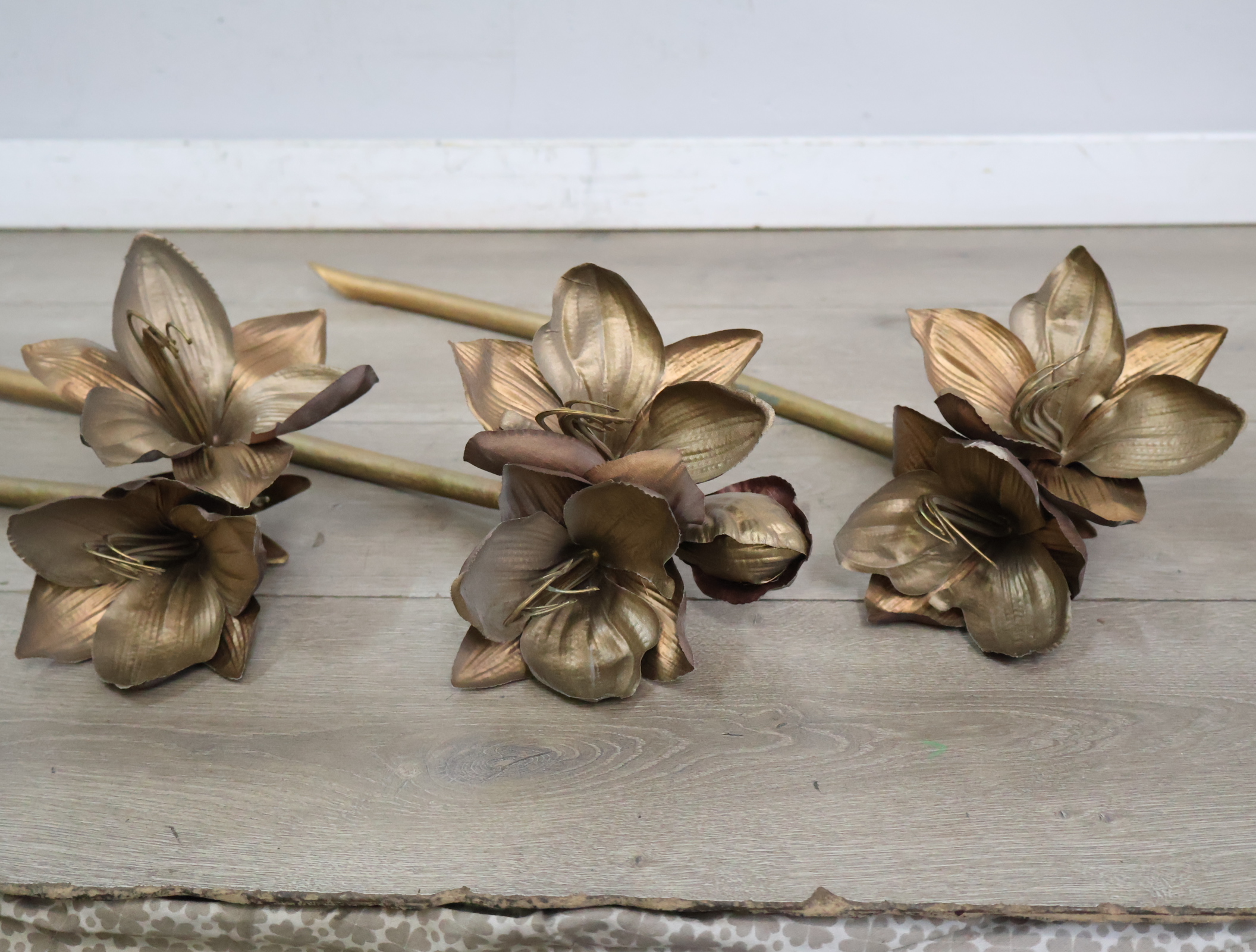 Set van drie gouden kunstbloemen'' – foto 6 – kavel bij GSD Auctions, Zoeterwoude