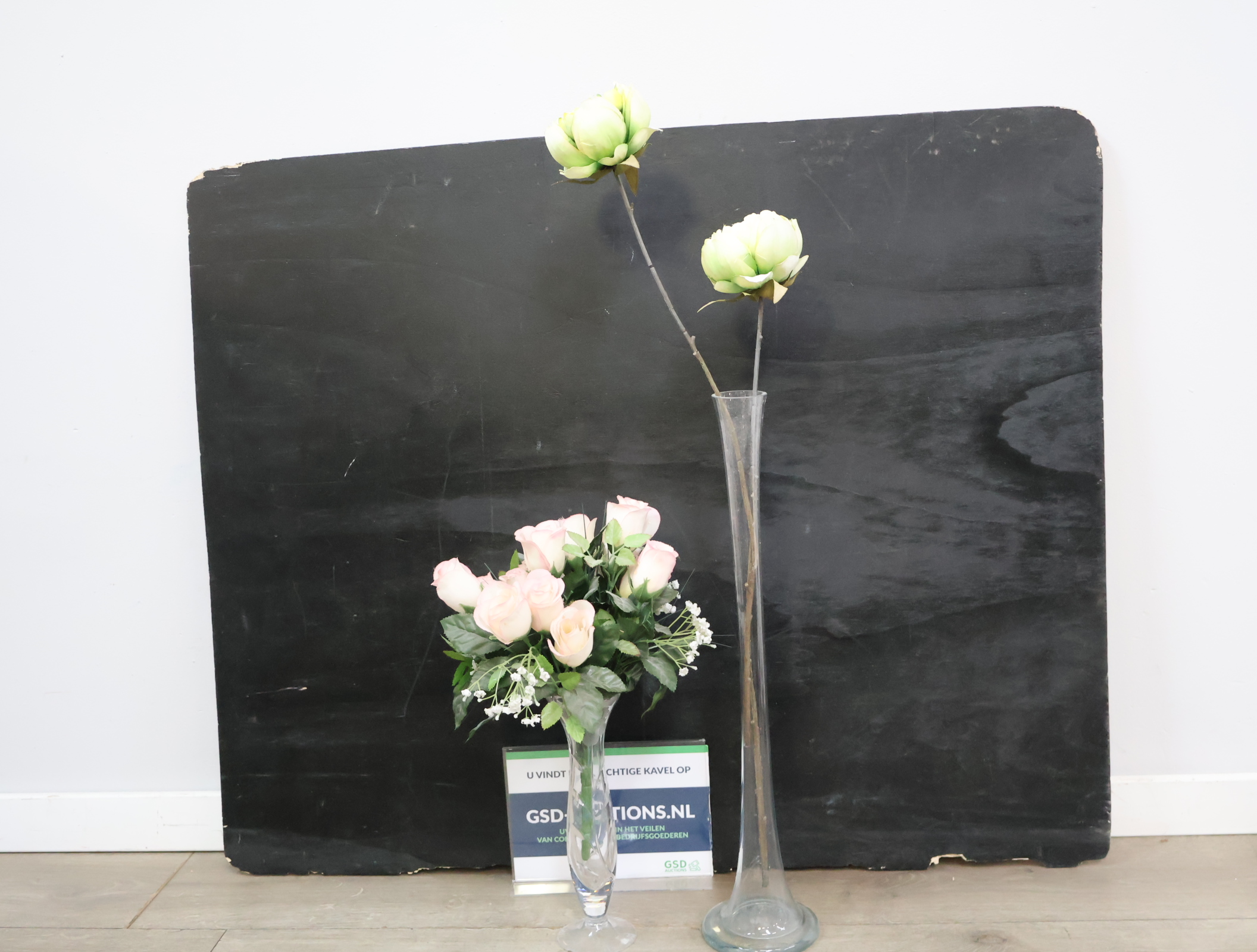Set glazen vazen met kunstbloemen'' – kavel bij GSD Auctions, Zoeterwoude