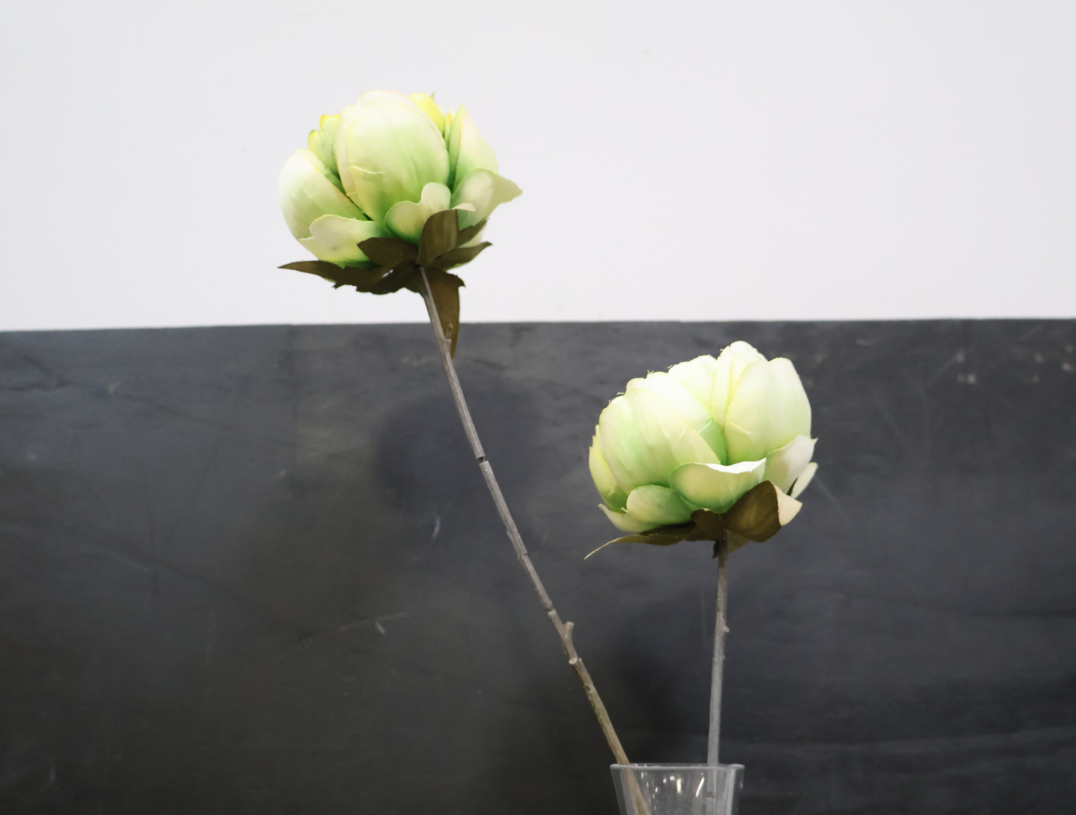 Set glazen vazen met kunstbloemen'' – foto 6 – kavel bij GSD Auctions, Zoeterwoude
