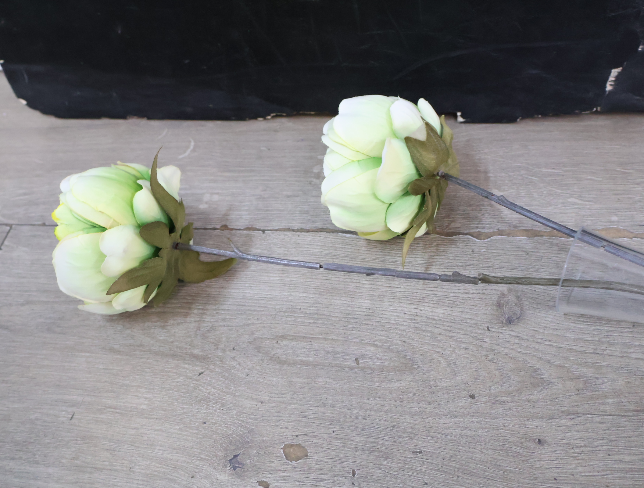 Set glazen vazen met kunstbloemen'' – foto 10 – kavel bij GSD Auctions, Zoeterwoude