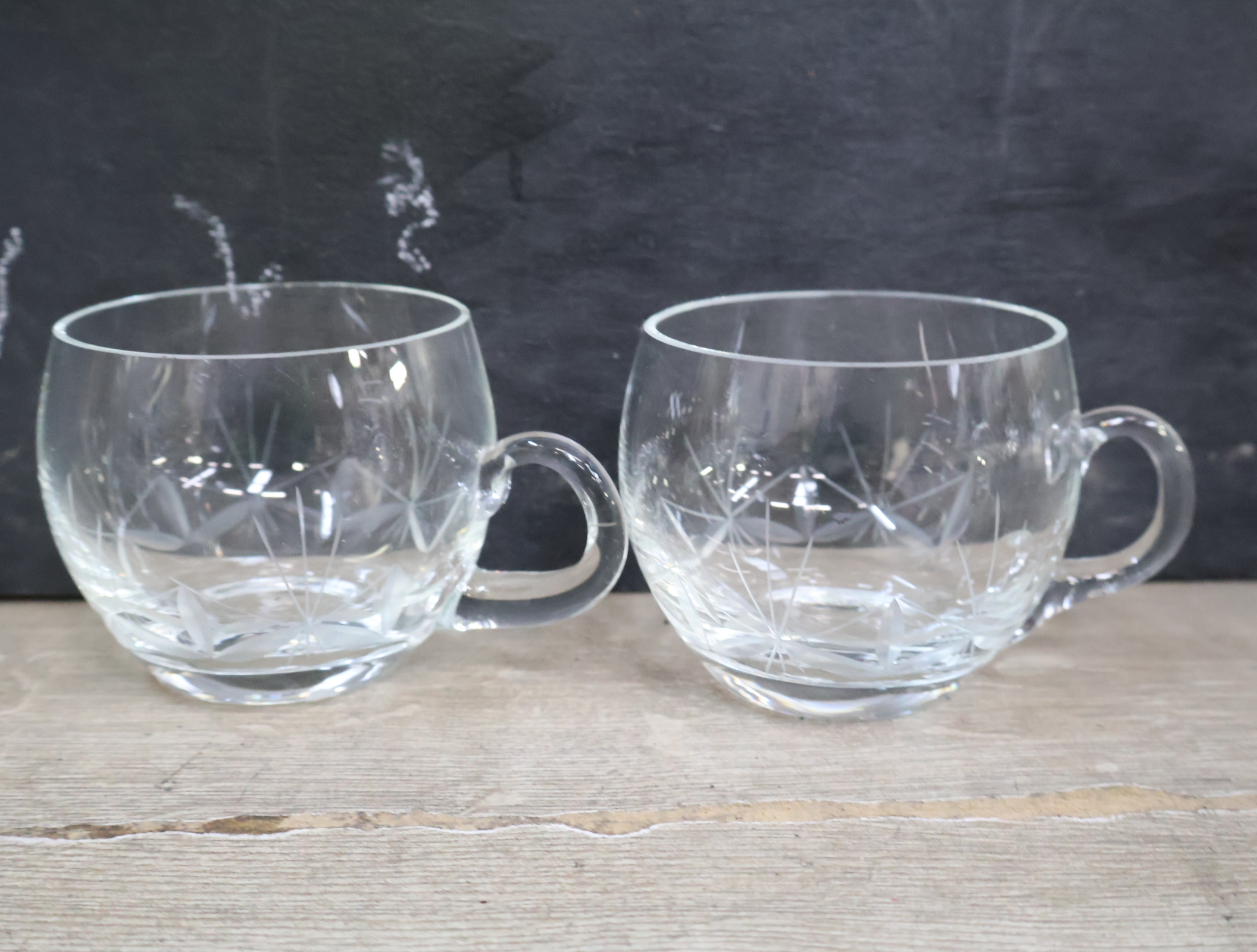 Set van 2 glazen koppen met gegraveerd patroon'' – kavel bij GSD Auctions, Zoeterwoude
