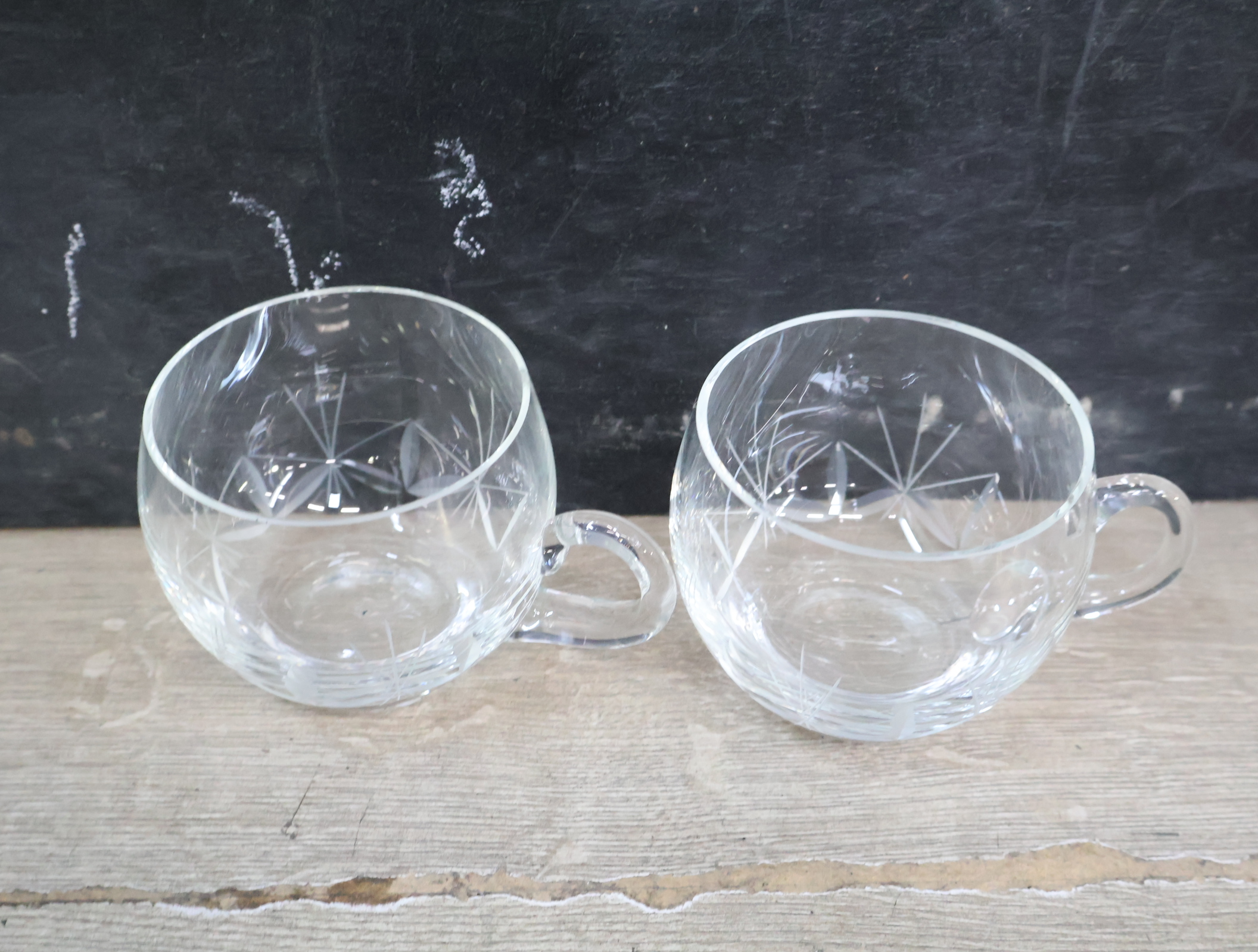 Set van 2 glazen koppen met gegraveerd patroon'' – foto 2 – kavel bij GSD Auctions, Zoeterwoude