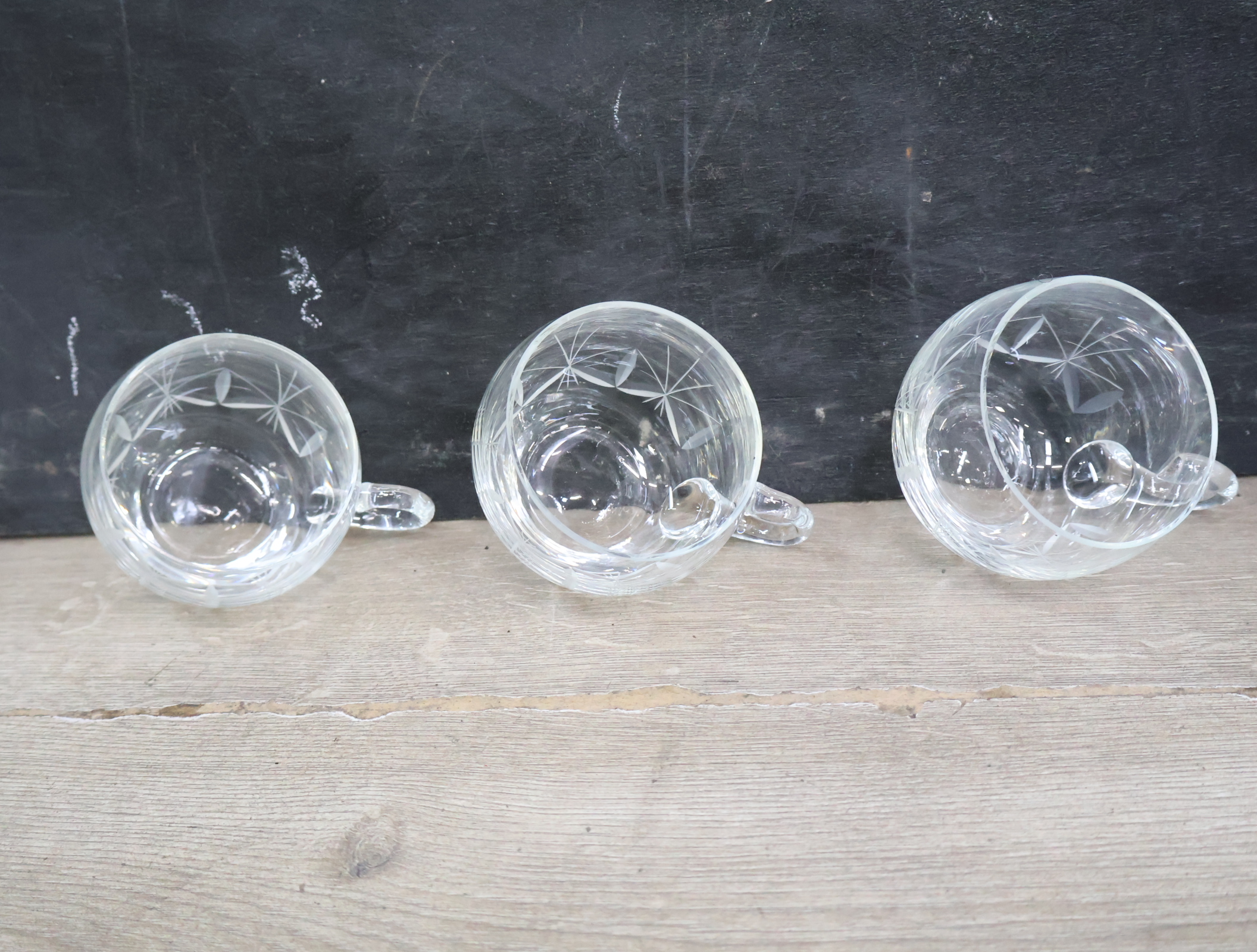Set van 2 glazen koppen met gegraveerd patroon'' – foto 3 – kavel bij GSD Auctions, Zoeterwoude