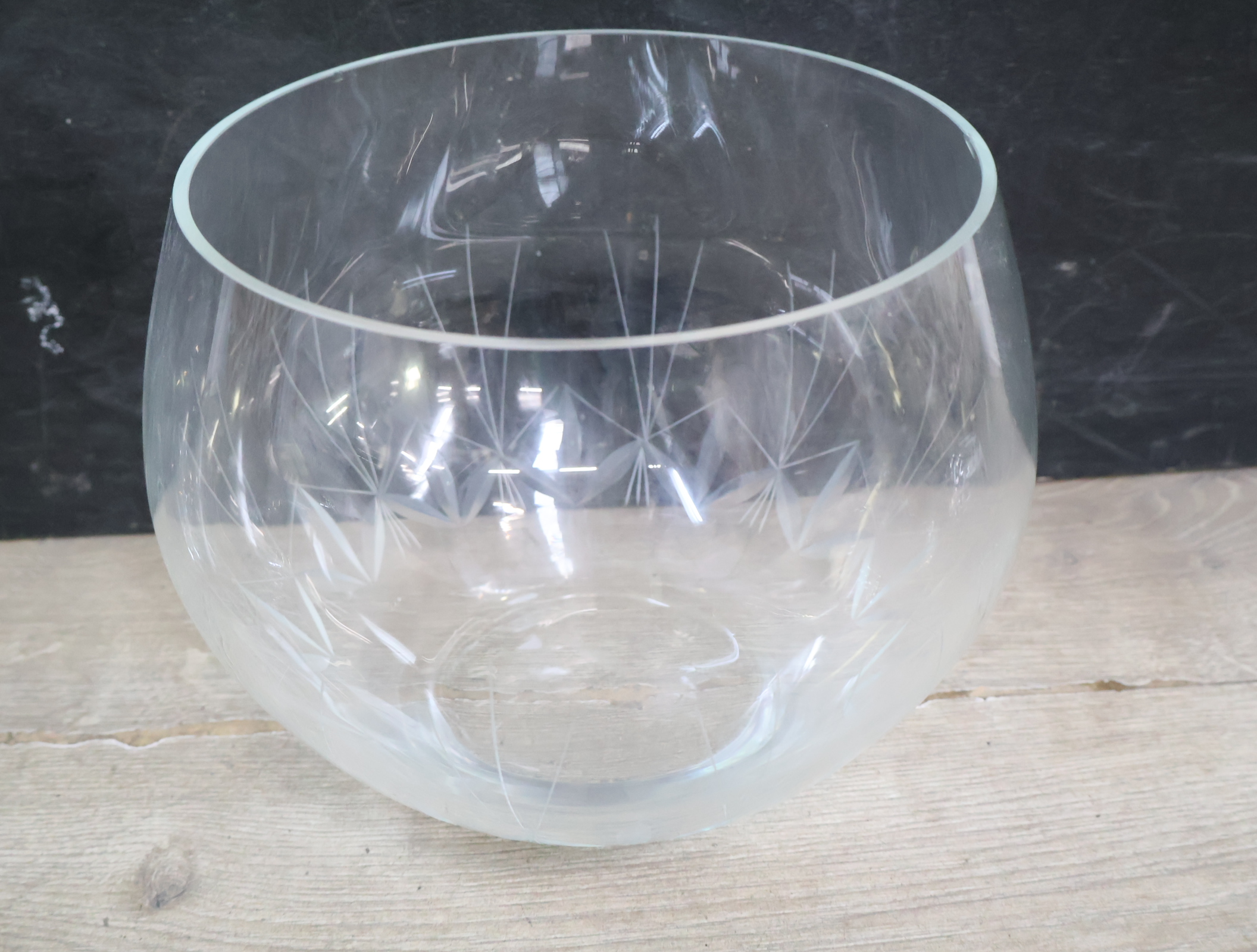 Set van 2 glazen koppen met gegraveerd patroon'' – foto 5 – kavel bij GSD Auctions, Zoeterwoude