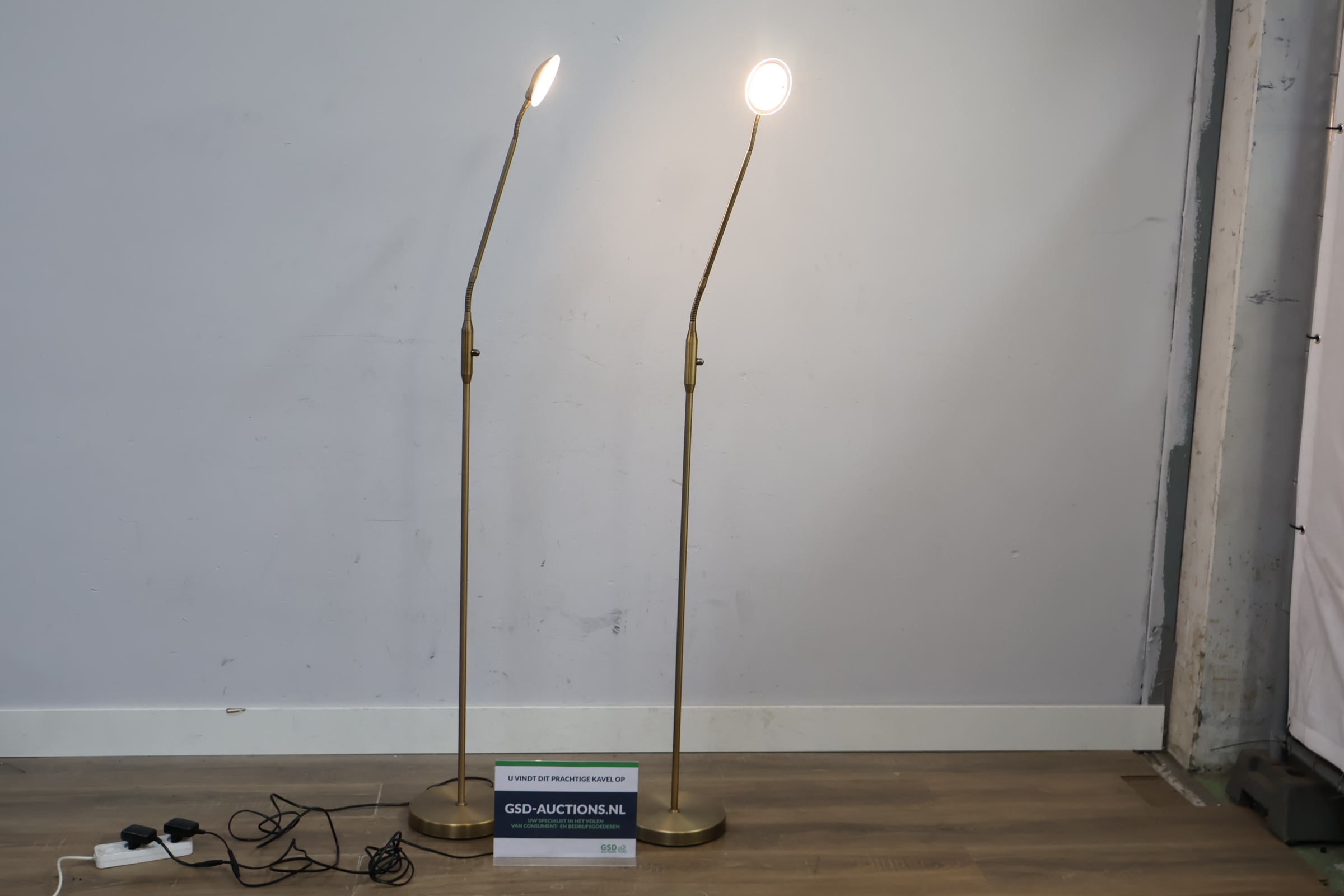 Set van twee vloerlampen met verstelbare lampkop'' – foto 2 – kavel bij GSD Auctions, Zoeterwoude