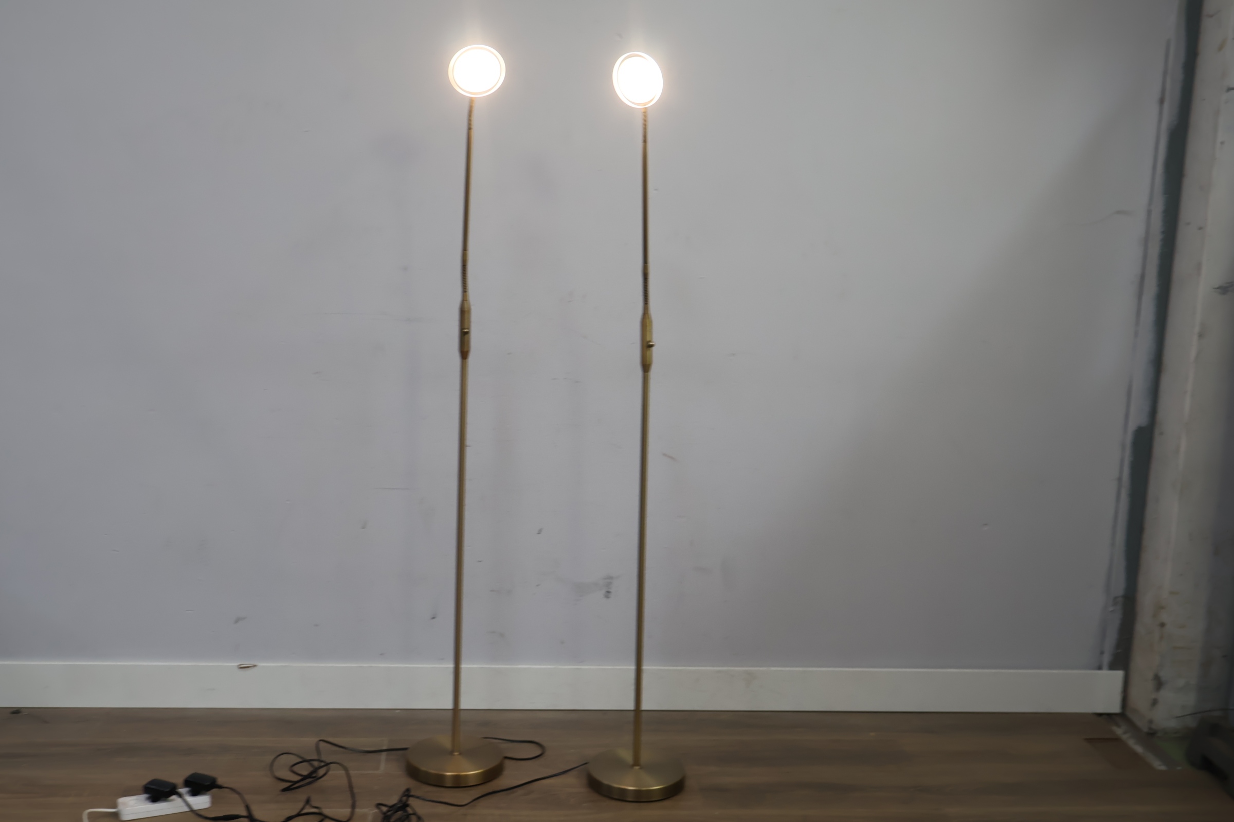 Set van twee vloerlampen met verstelbare lampkop'' – foto 3 – kavel bij GSD Auctions, Zoeterwoude