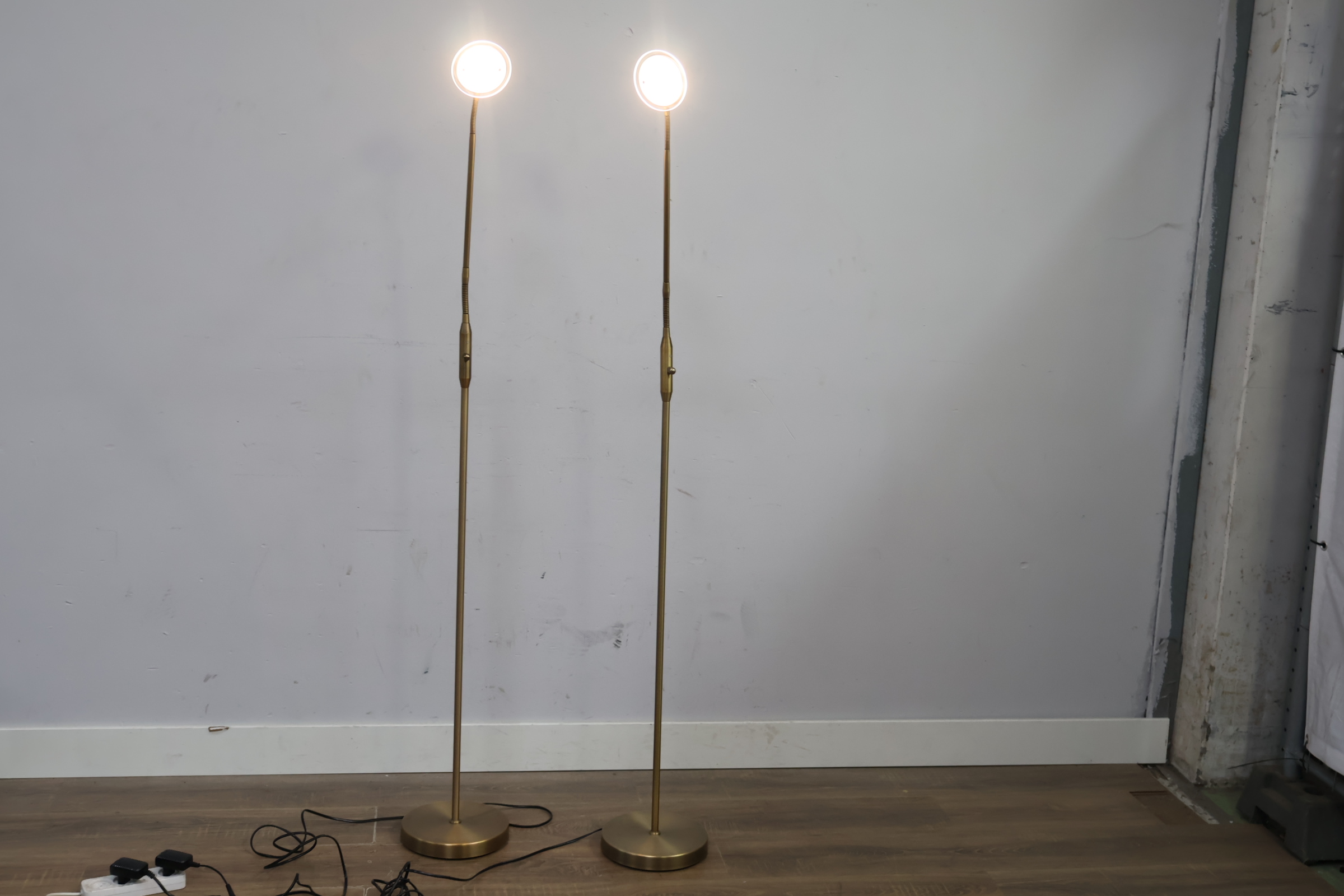 Set van twee vloerlampen met verstelbare lampkop'' – foto 4 – kavel bij GSD Auctions, Zoeterwoude