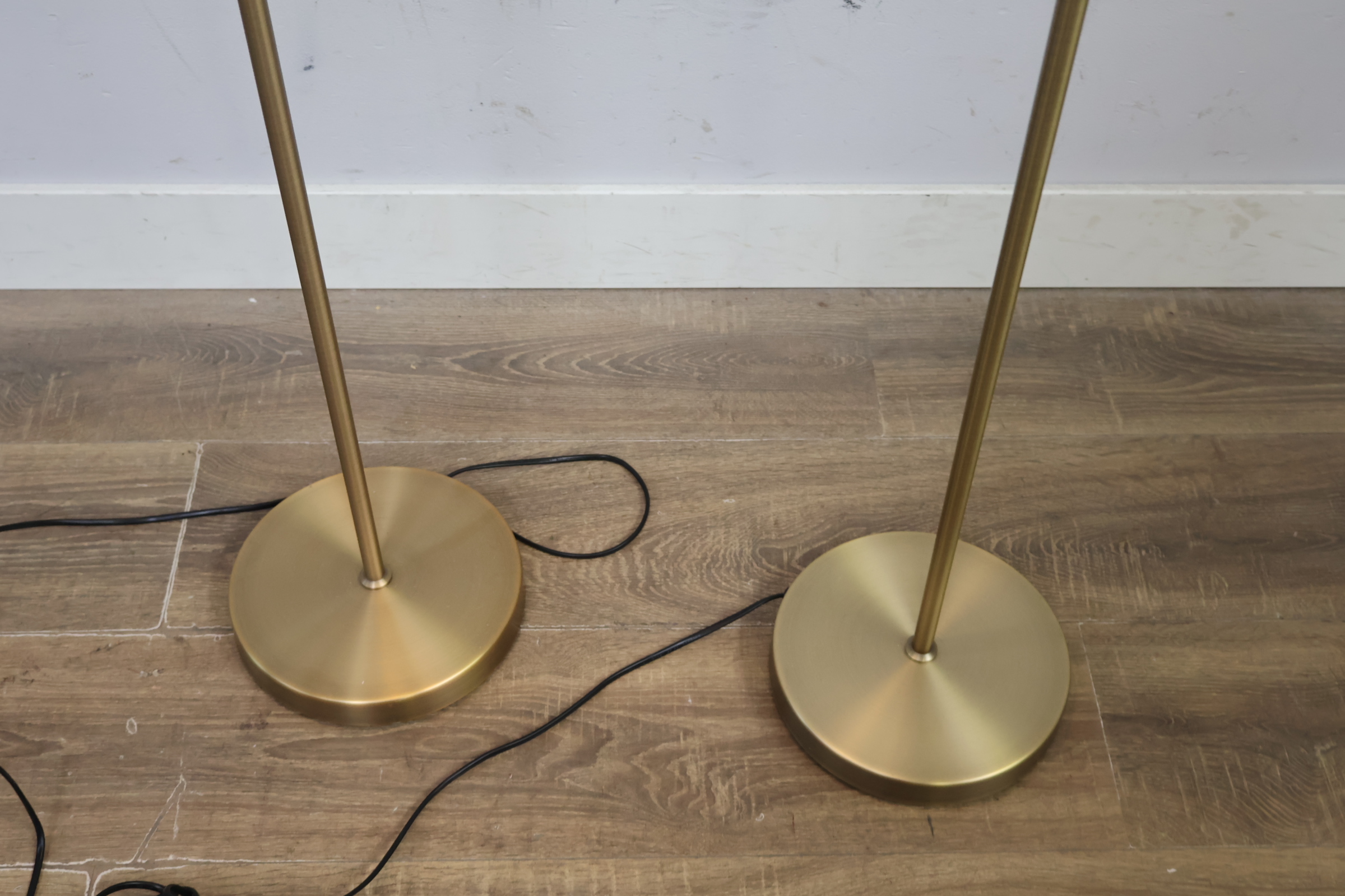 Set van twee vloerlampen met verstelbare lampkop'' – foto 6 – kavel bij GSD Auctions, Zoeterwoude
