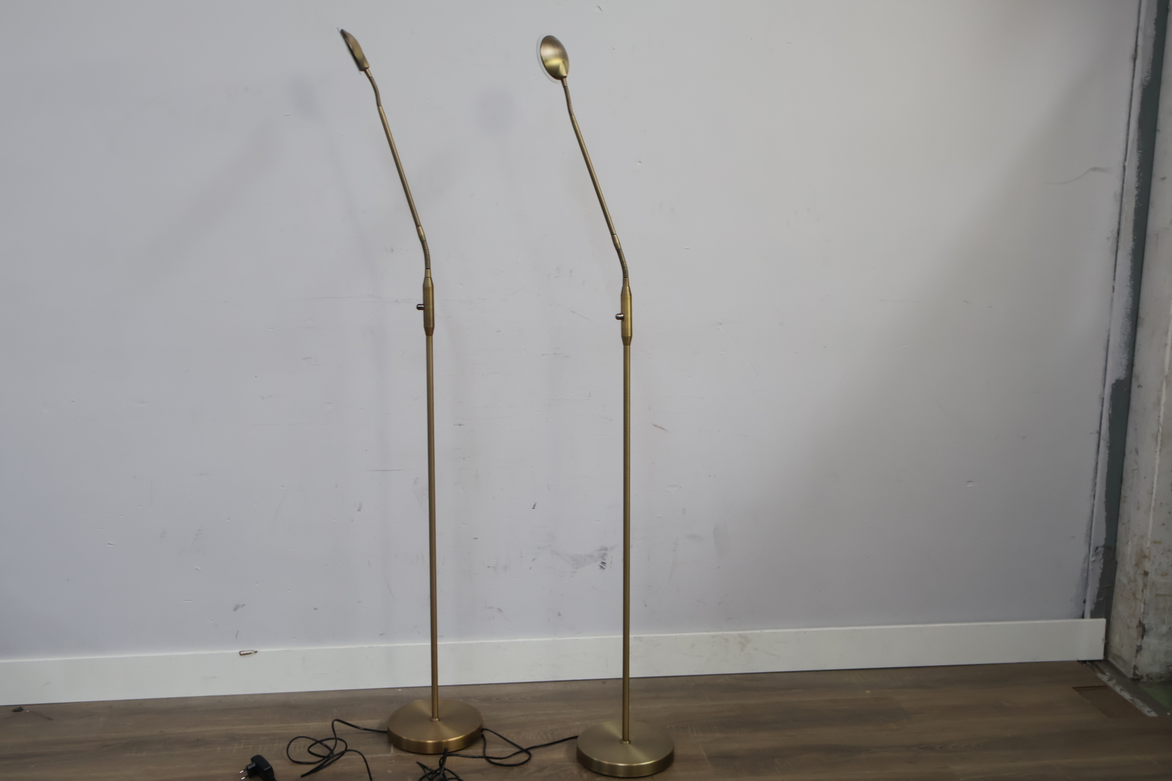 Set van twee vloerlampen met verstelbare lampkop'' – foto 7 – kavel bij GSD Auctions, Zoeterwoude
